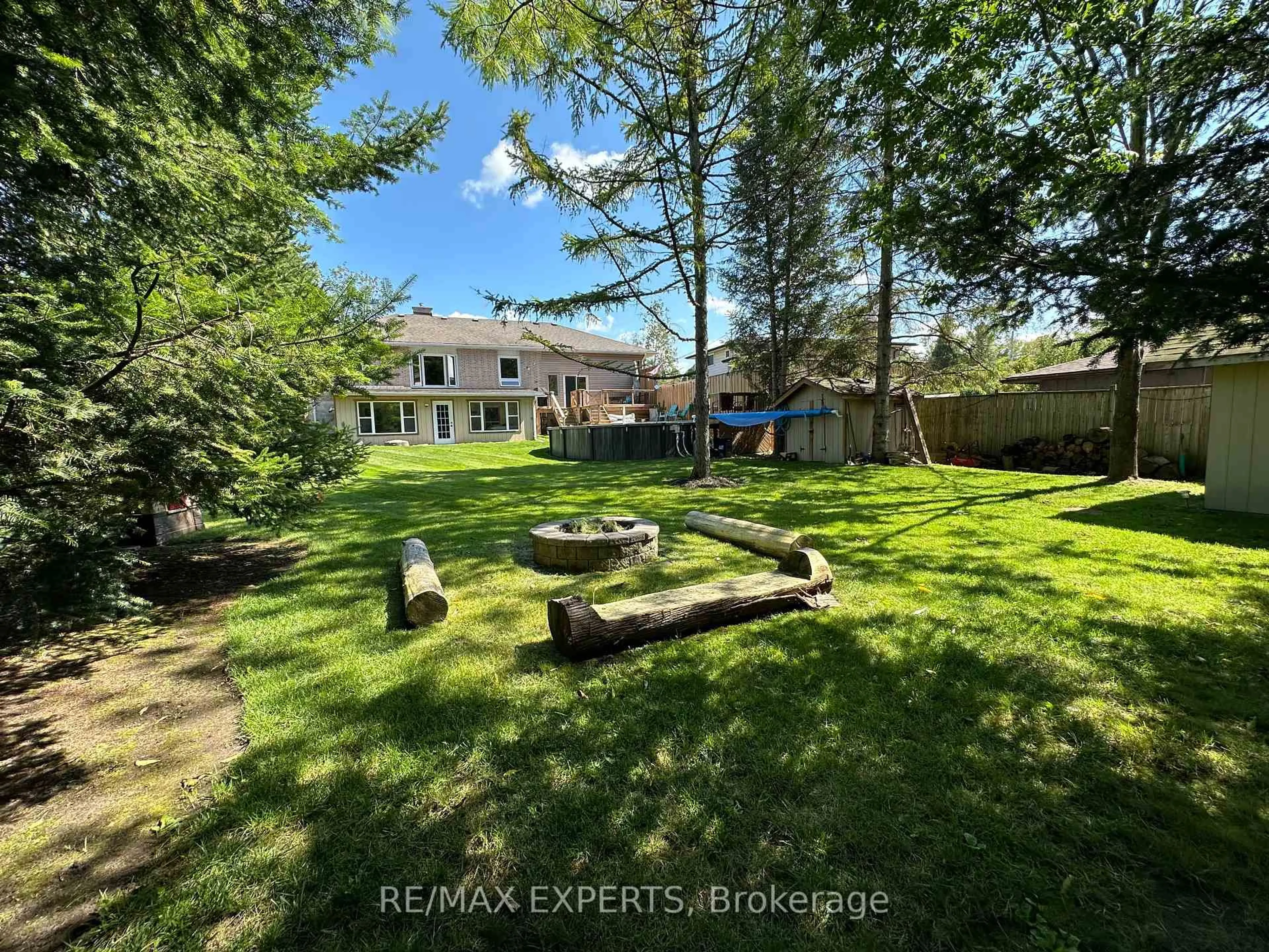 A pic from outside/outdoor area/front of a property/back of a property/a pic from drone, unknown for 6 Otter Cove Rd, Georgina Ontario L0E 1N0