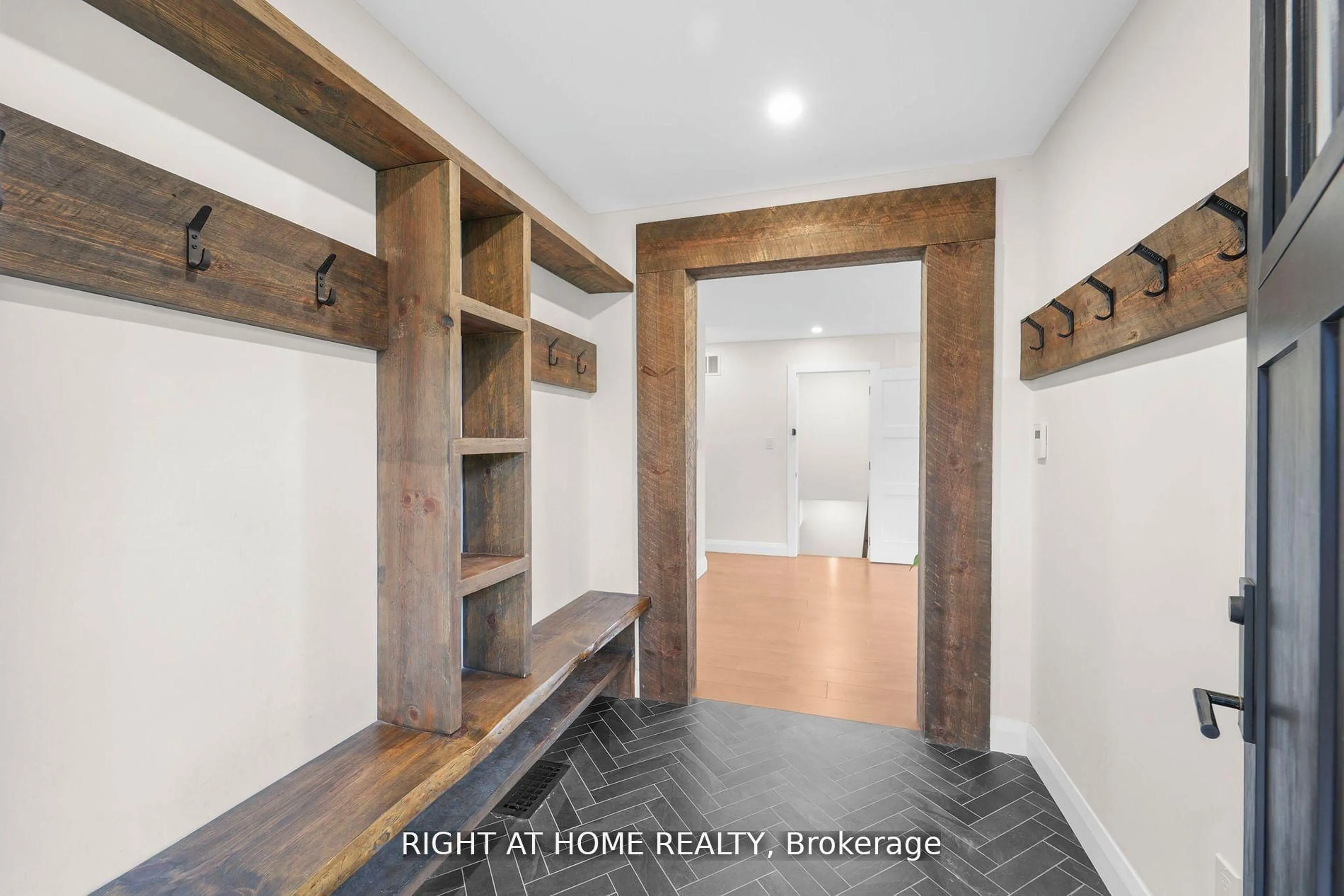 Indoor entryway for 17083 Warden Ave, Whitchurch-Stouffville Ontario L4A 2W1