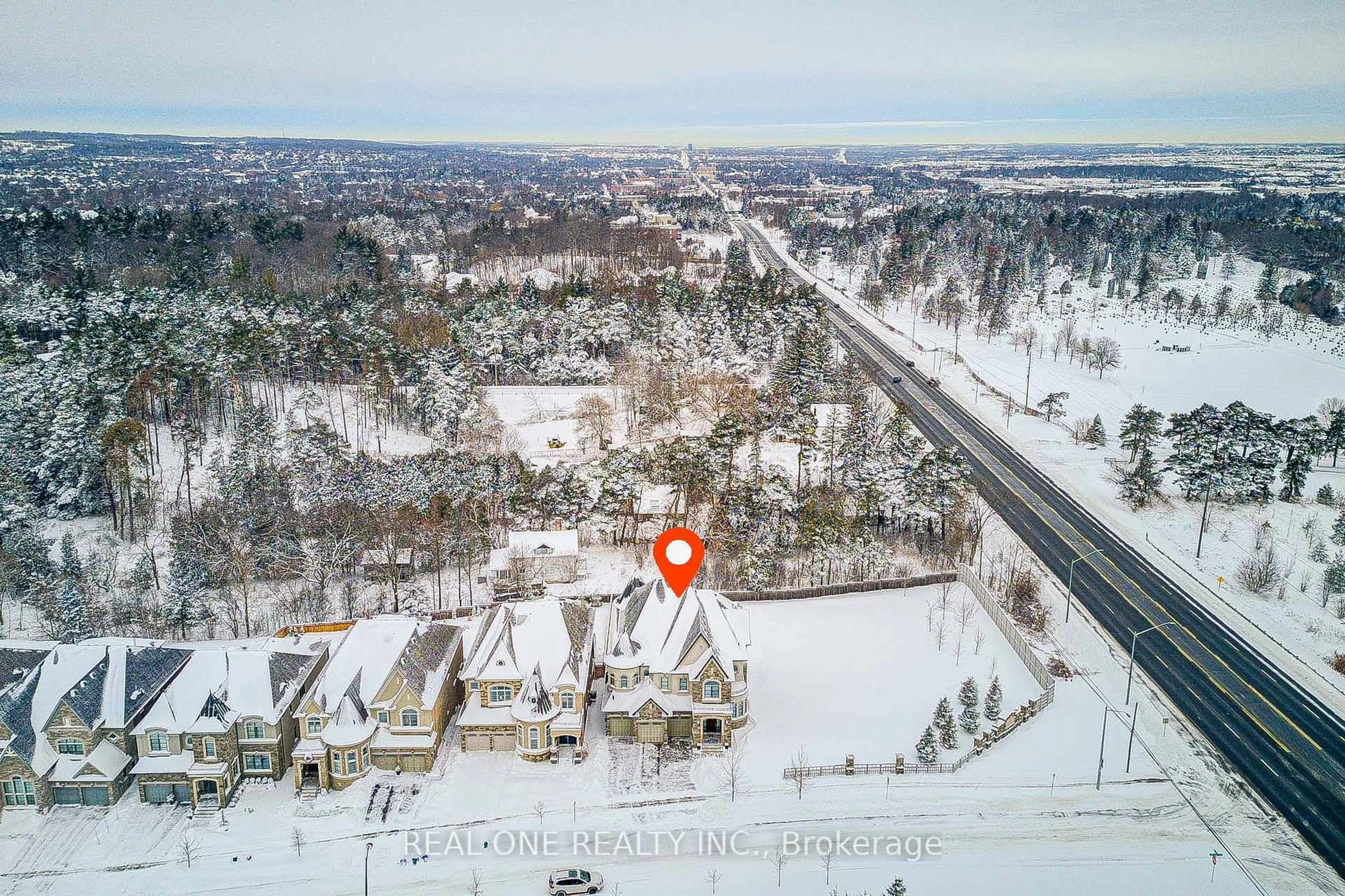 A pic from outside/outdoor area/front of a property/back of a property/a pic from drone, street for 99 Glensteeple Tr, Aurora Ontario L4G 3T1