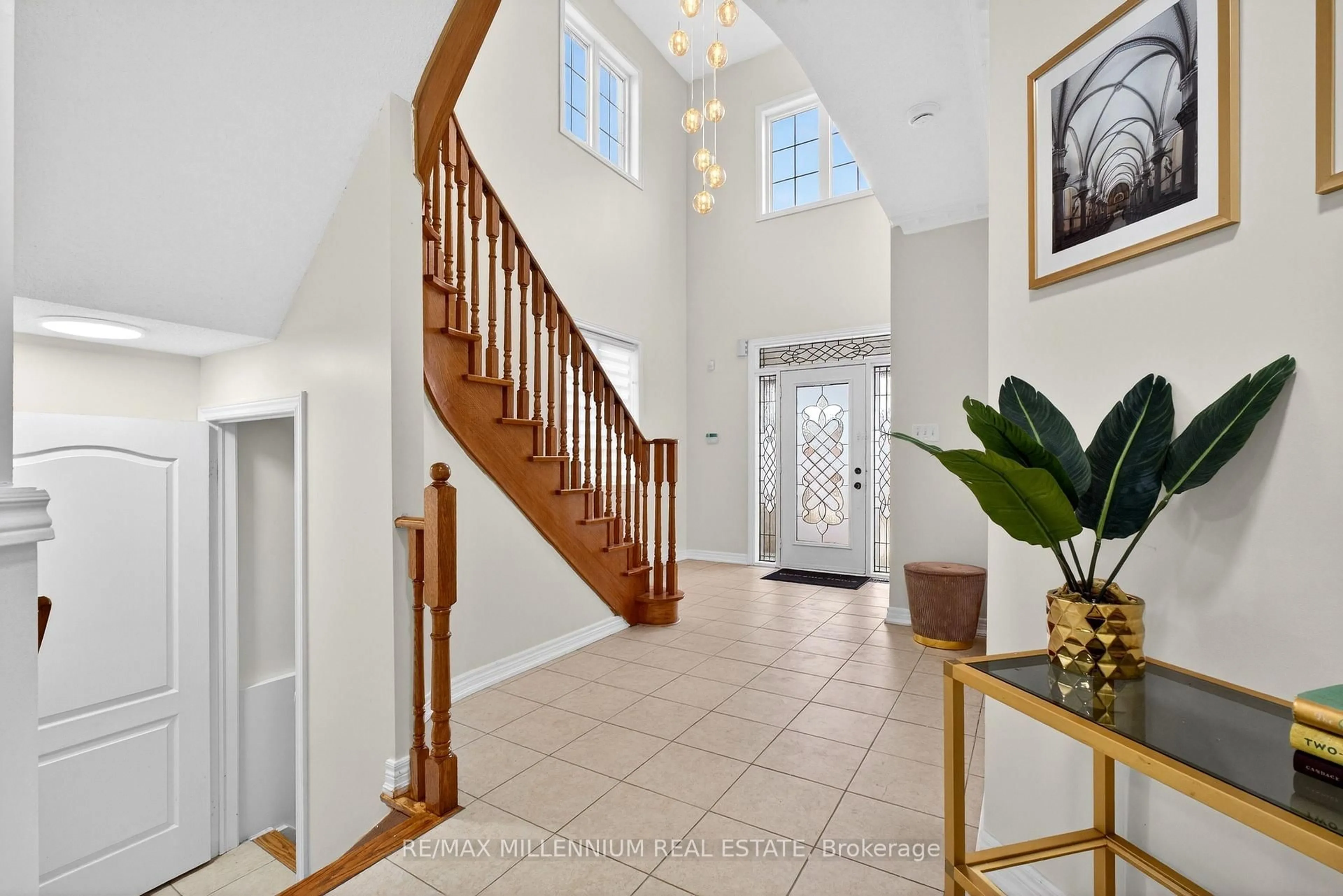 Indoor entryway for 75 Twin Hill Cres, Vaughan Ontario L4H 0G7