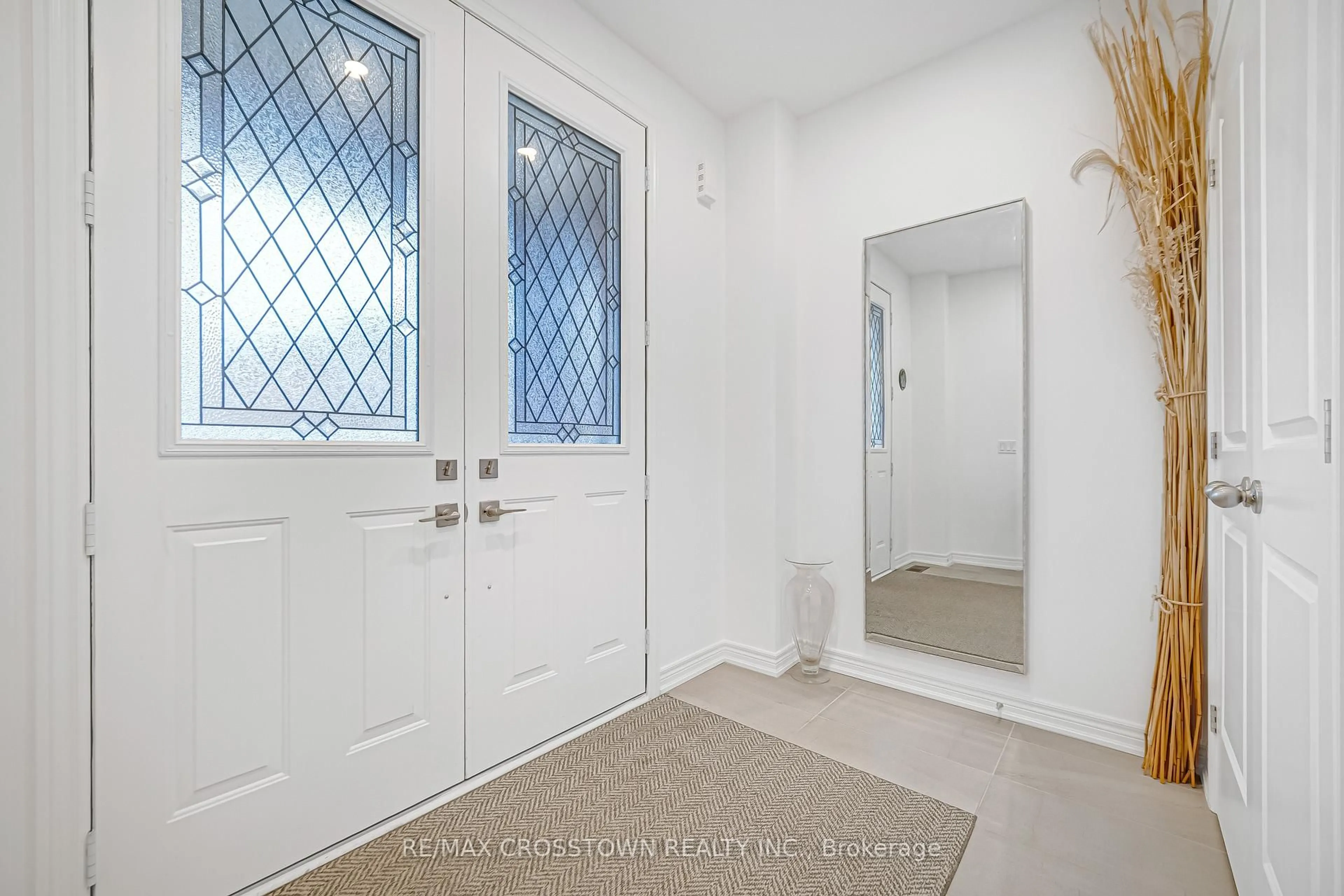 Indoor entryway for 38 Richard Boyd Dr, East Gwillimbury Ontario L9N 0S6