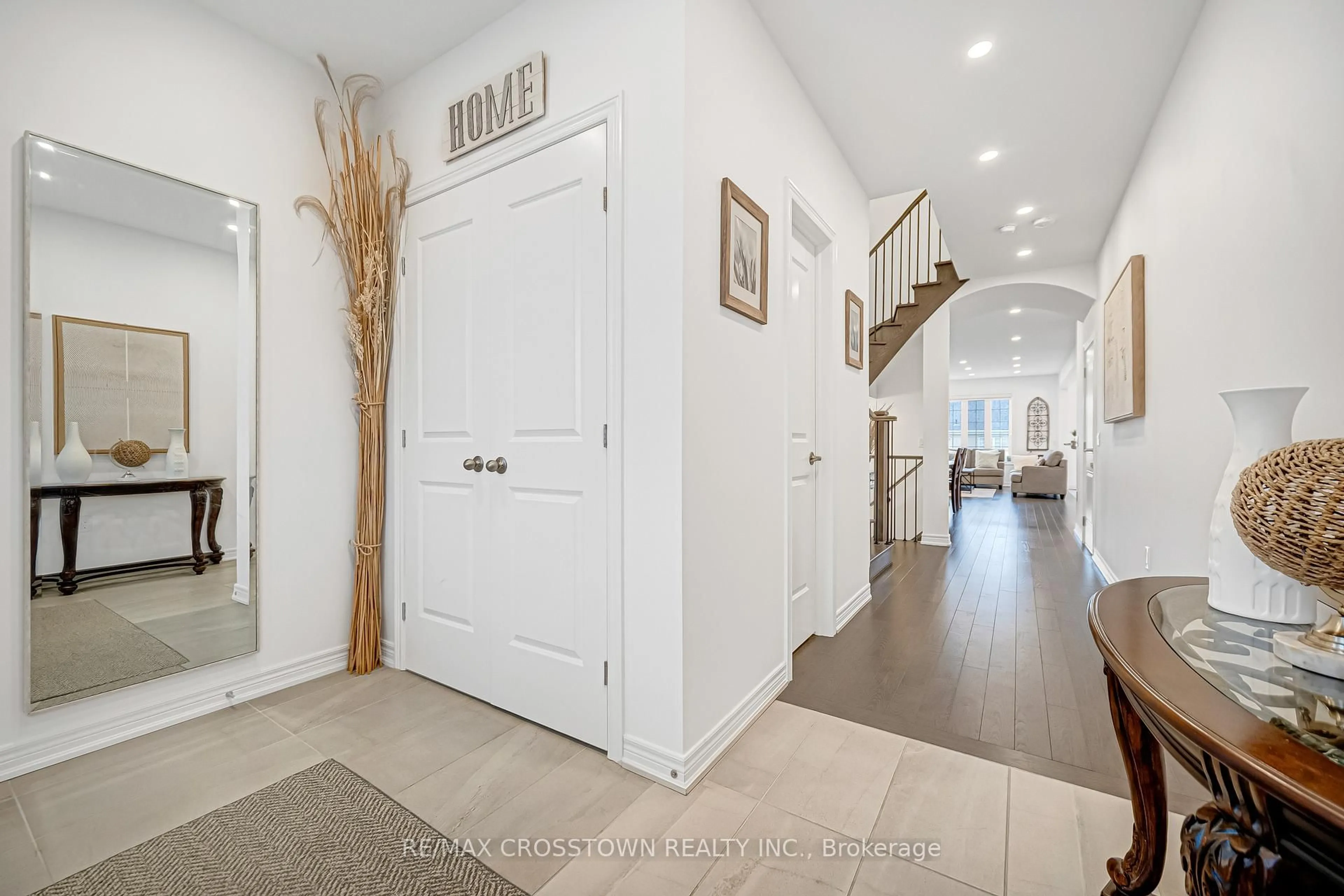 Indoor entryway for 38 Richard Boyd Dr, East Gwillimbury Ontario L9N 0S6