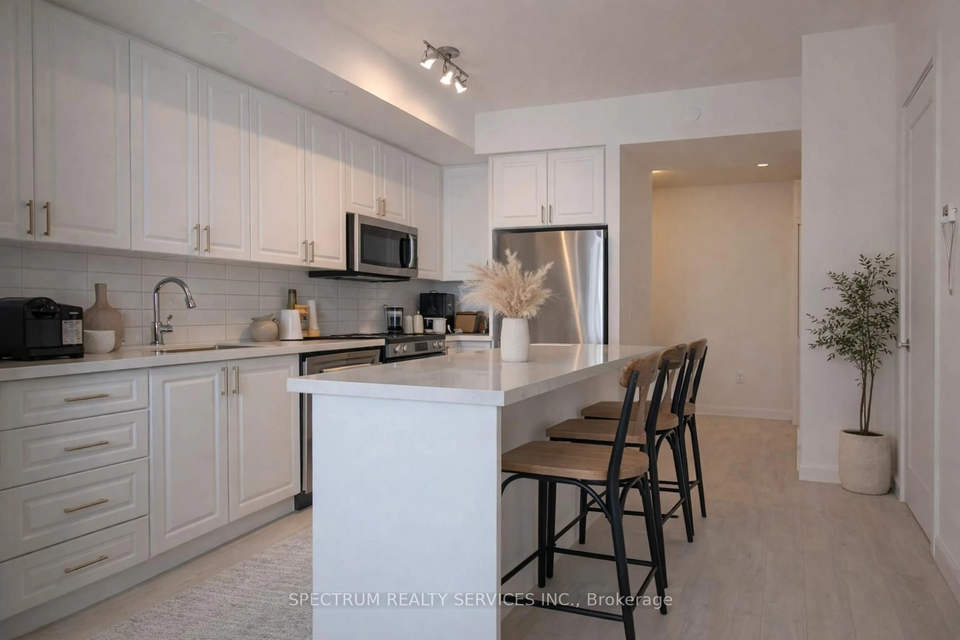 Standard kitchen, unknown for 9000 Jane St #906, Vaughan Ontario L4K 0M6