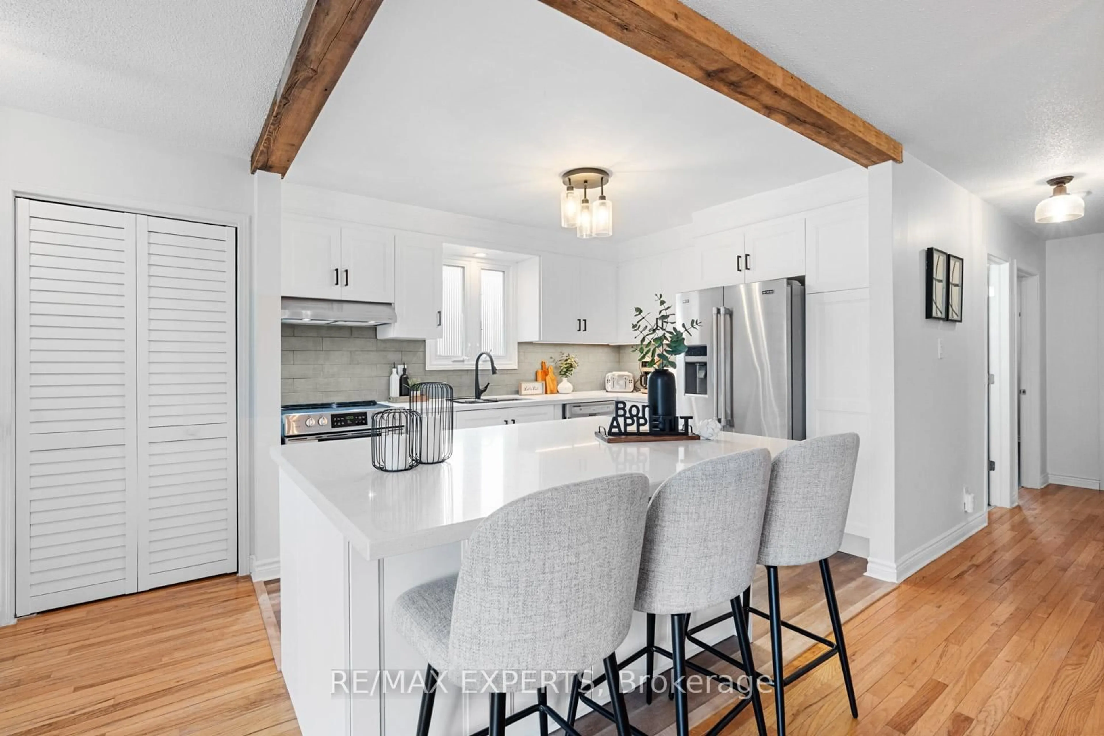 Open concept kitchen, unknown for 6 Longview Dr, Bradford West Gwillimbury Ontario L3Z 2H1