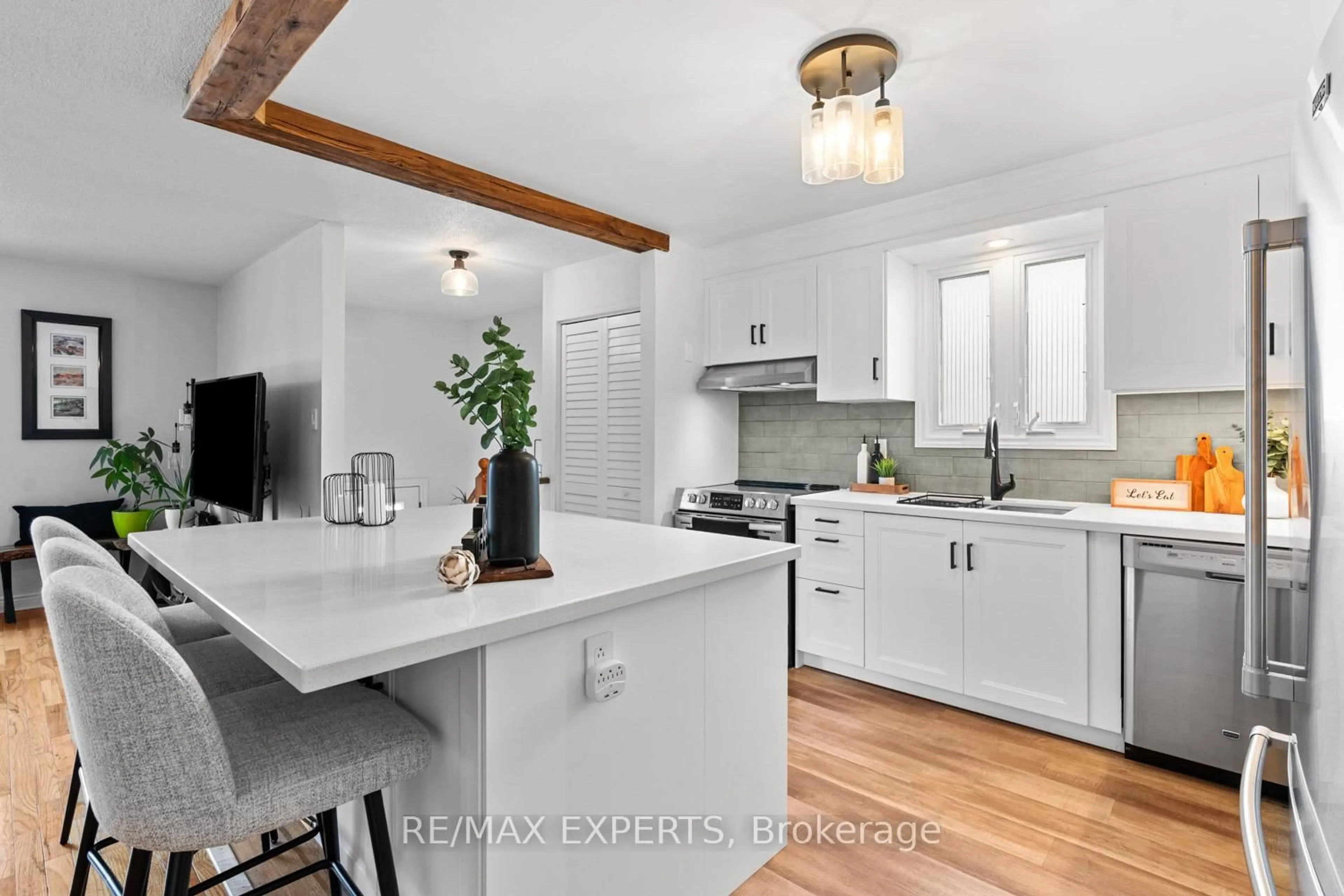 Open concept kitchen, unknown for 6 Longview Dr, Bradford West Gwillimbury Ontario L3Z 2H1