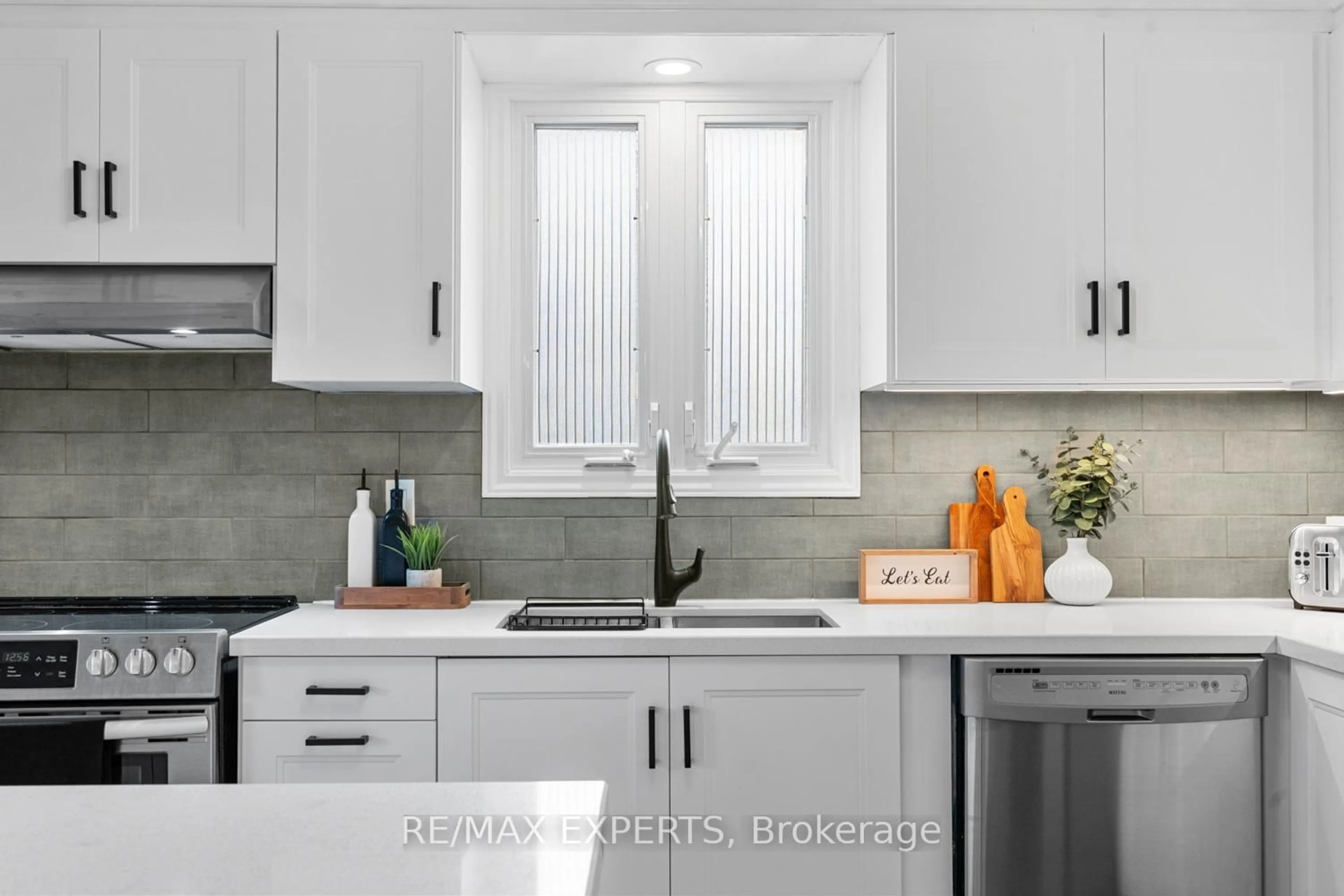 Contemporary kitchen, ceramic/tile floor for 6 Longview Dr, Bradford West Gwillimbury Ontario L3Z 2H1