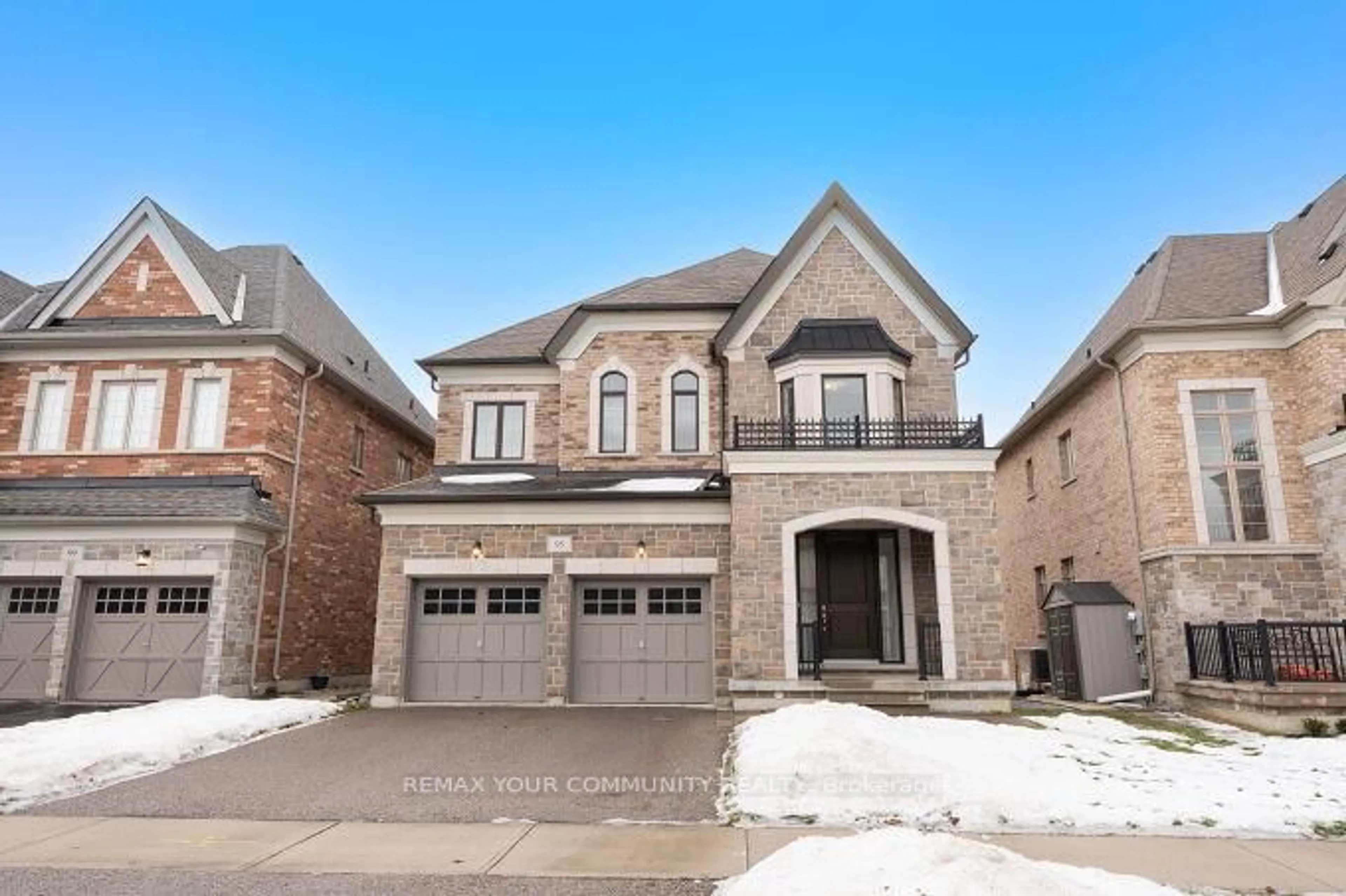 Home with brick exterior material, street for 95 Strawbridge Farm Dr, Aurora Ontario L4G 0T9