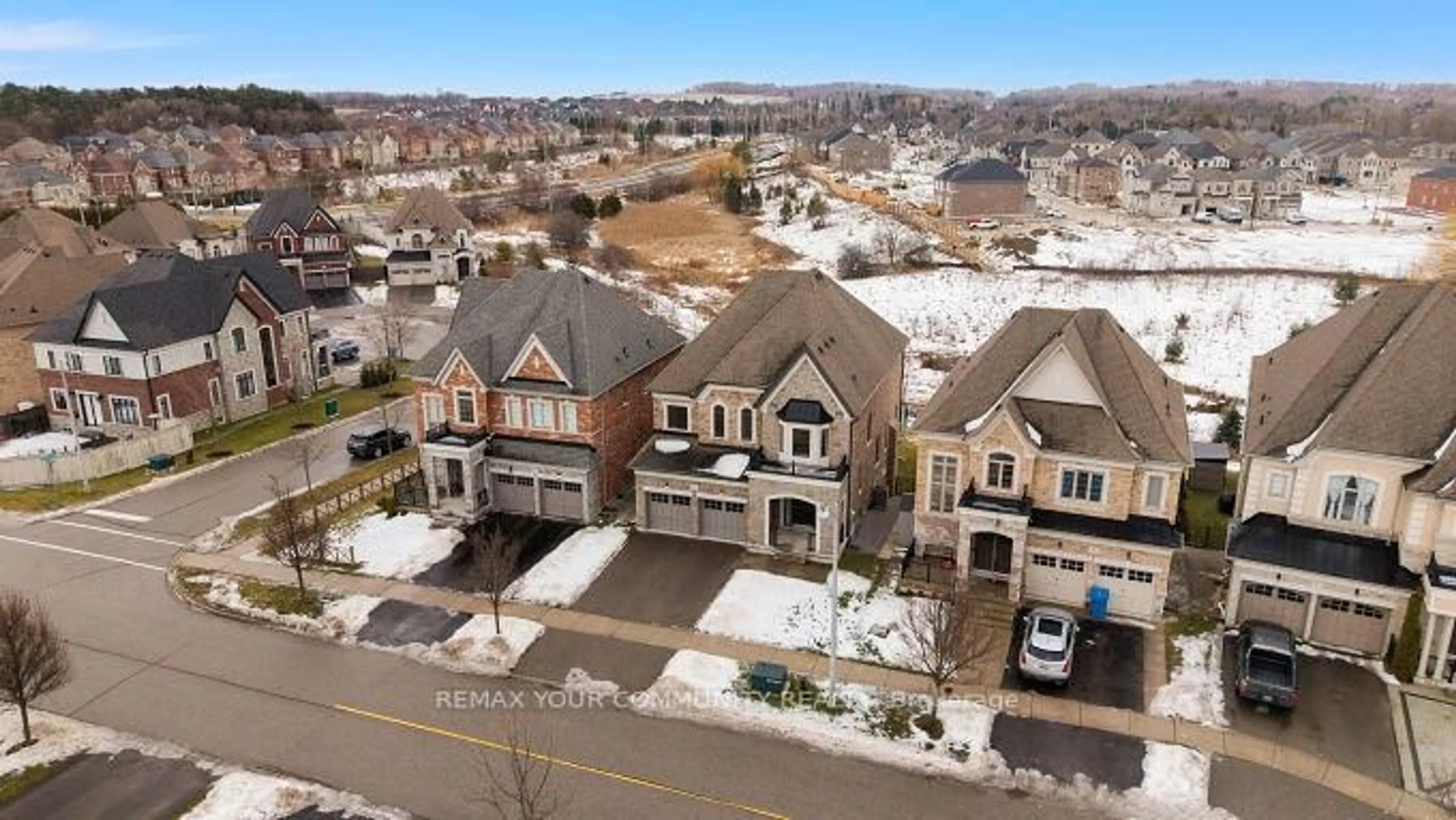 A pic from outside/outdoor area/front of a property/back of a property/a pic from drone, street for 95 Strawbridge Farm Dr, Aurora Ontario L4G 0T9