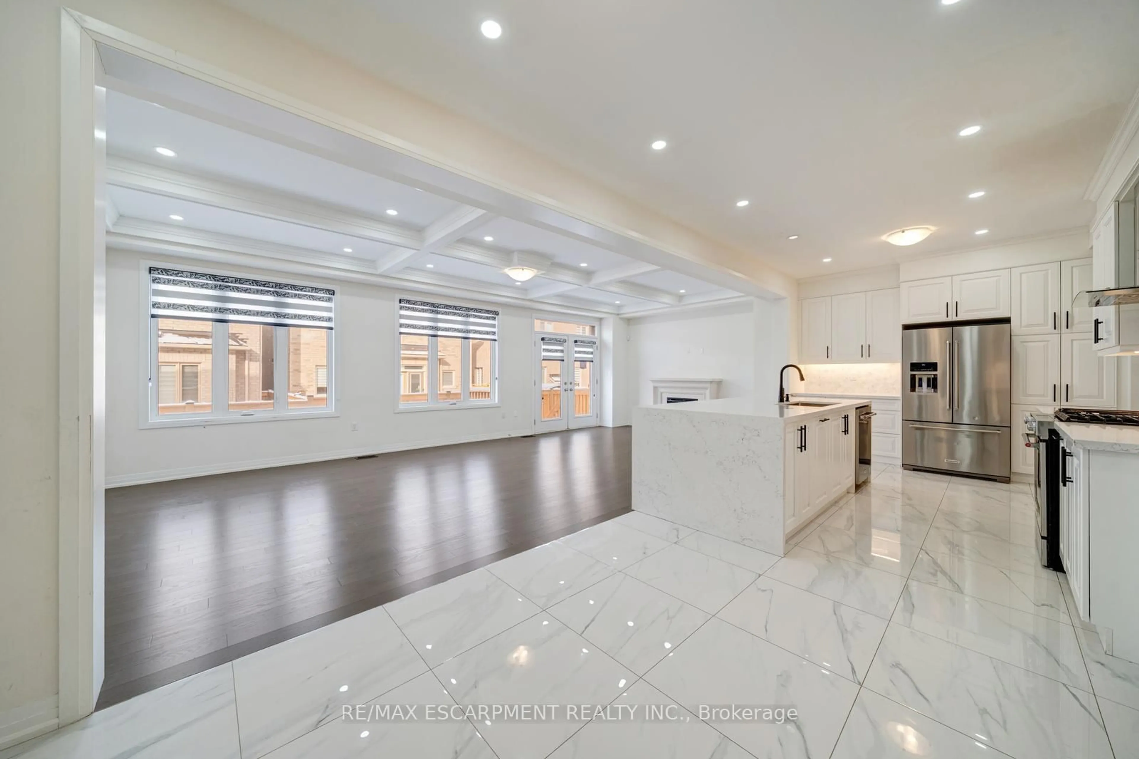 Open concept kitchen, ceramic/tile floor for 104 McKean Dr, Whitchurch-Stouffville Ontario L4A 4W4