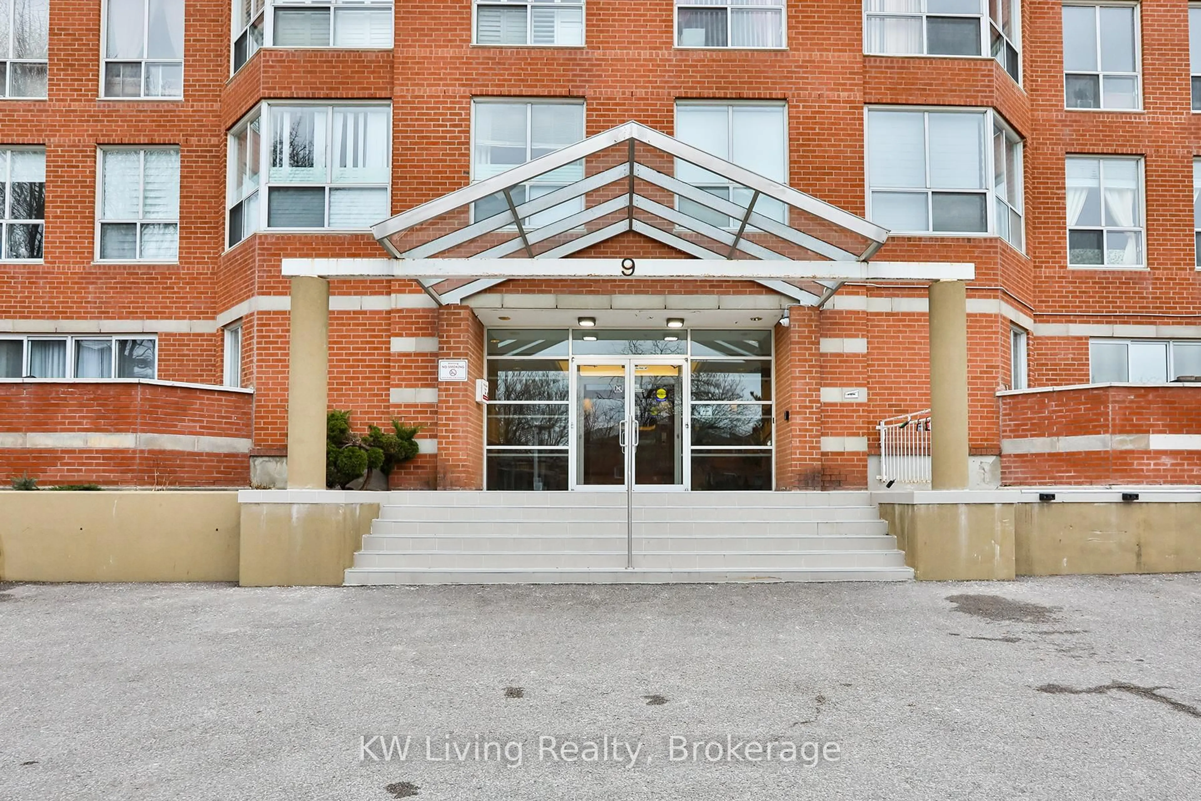 Indoor foyer for 9 Chalmers Rd #101, Richmond Hill Ontario L4B 3N3
