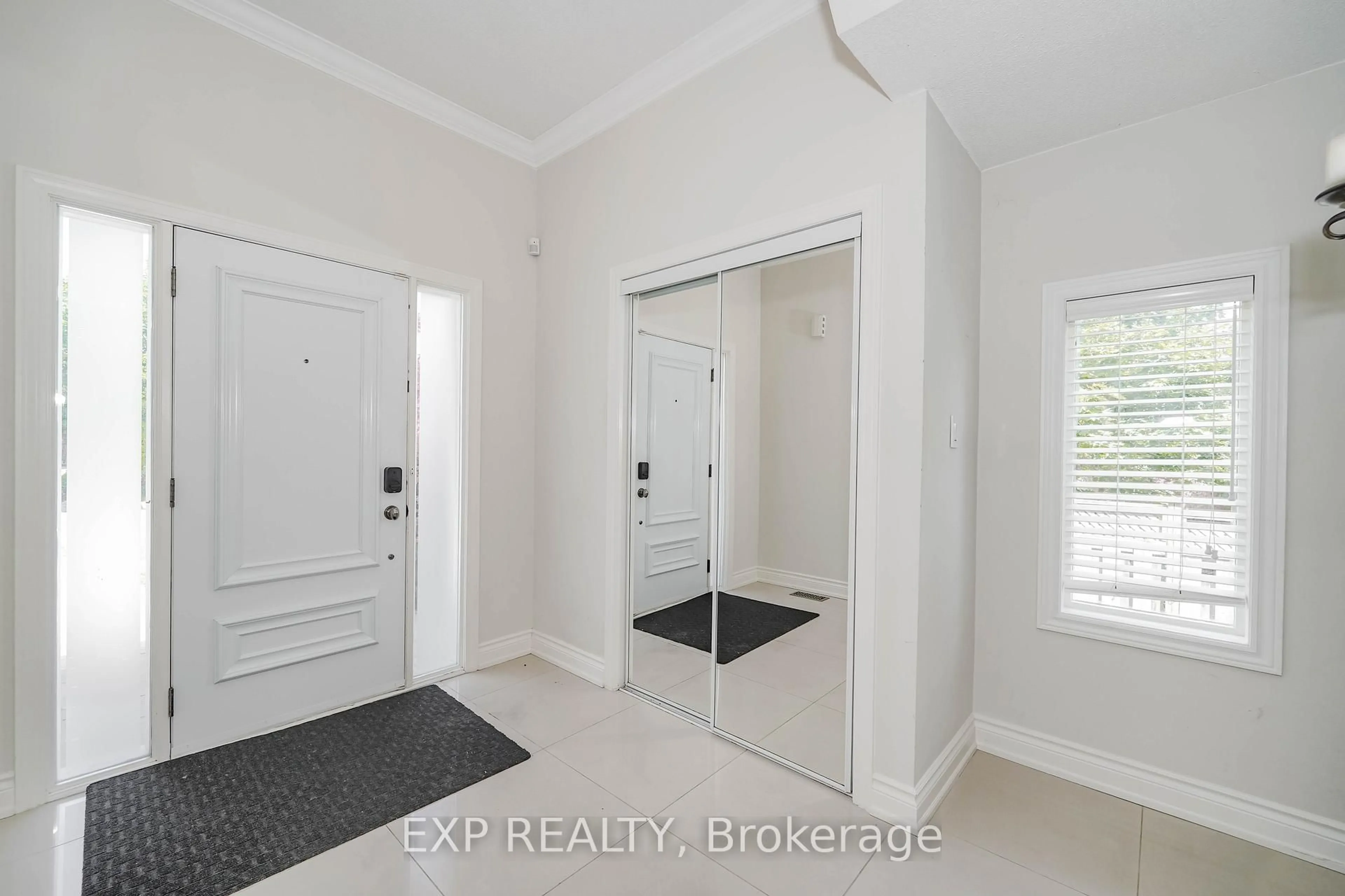 Indoor entryway for 116 Colesbrook Rd, Richmond Hill Ontario L4S 2G3