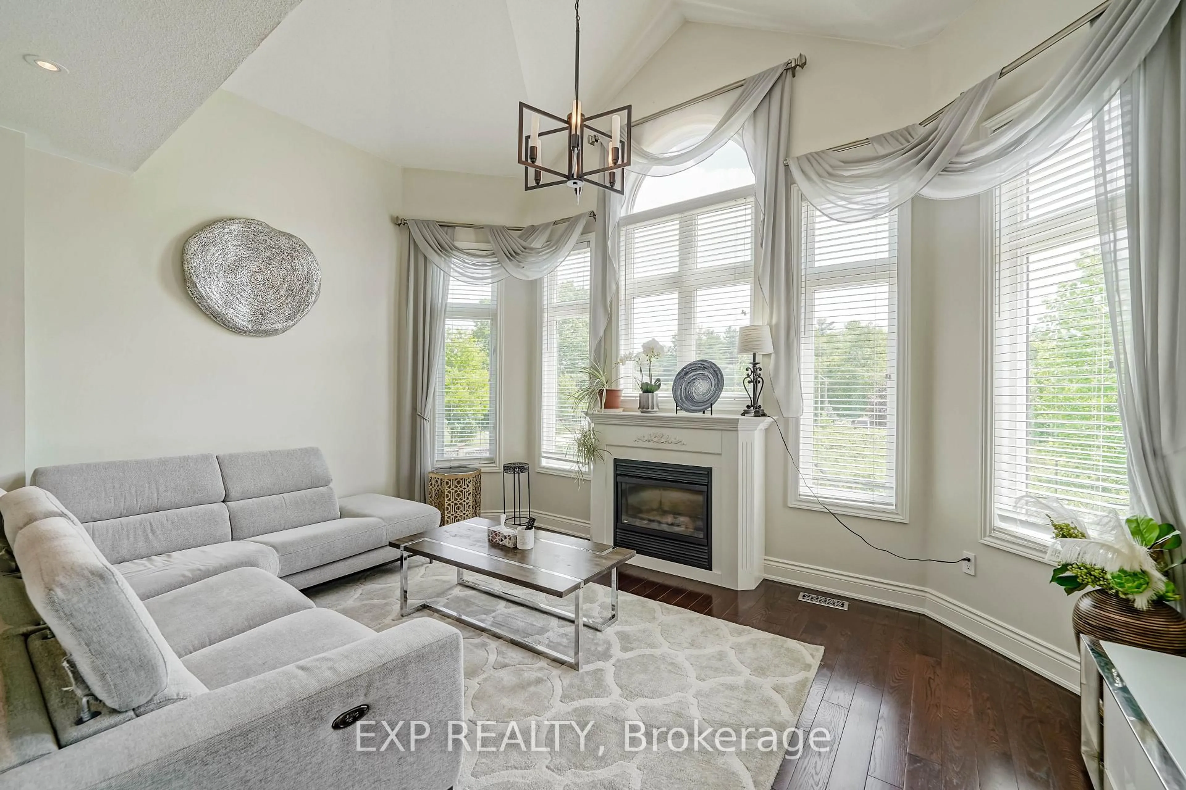 Living room with furniture, wood/laminate floor for 116 Colesbrook Rd, Richmond Hill Ontario L4S 2G3