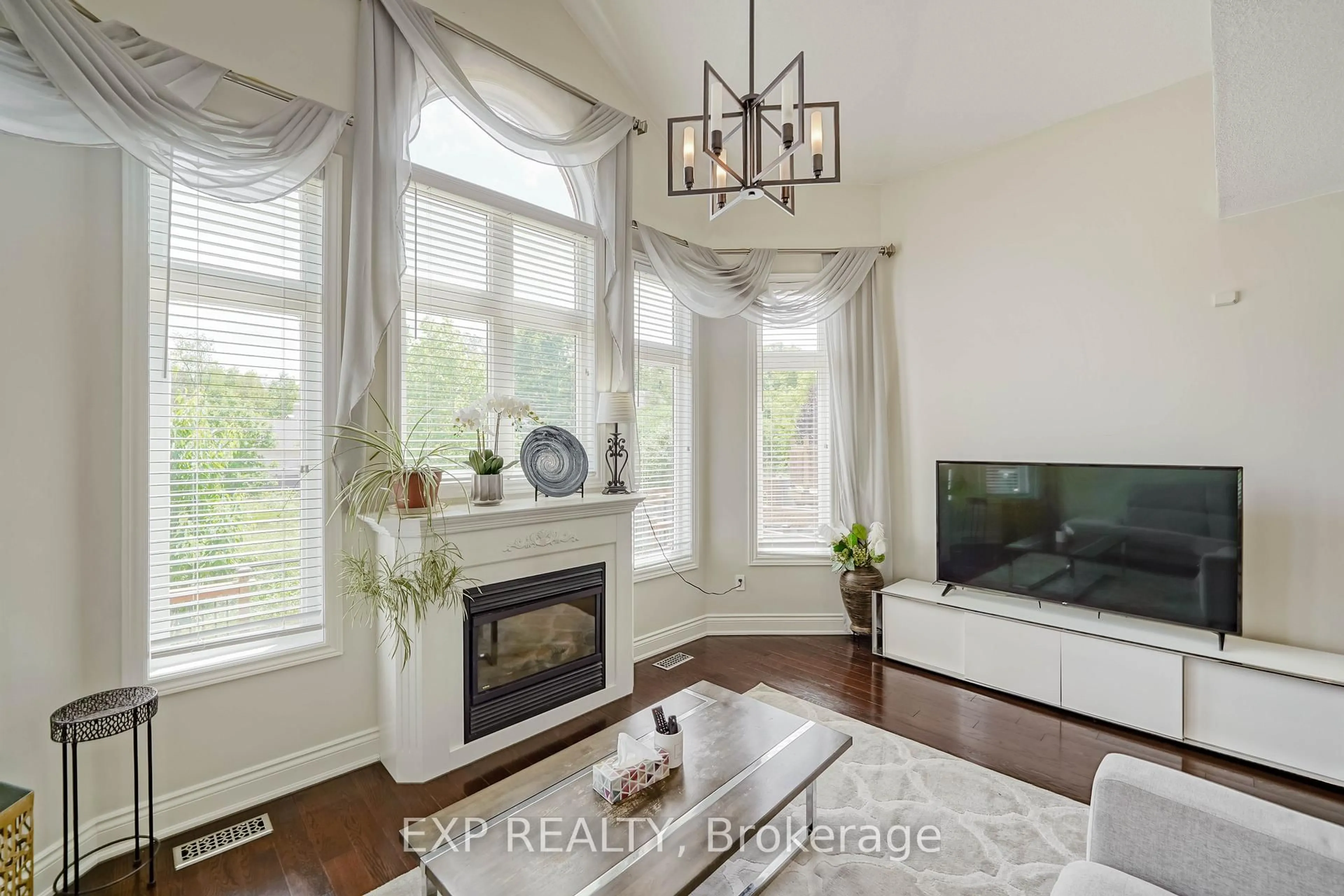 Living room with furniture, wood/laminate floor for 116 Colesbrook Rd, Richmond Hill Ontario L4S 2G3