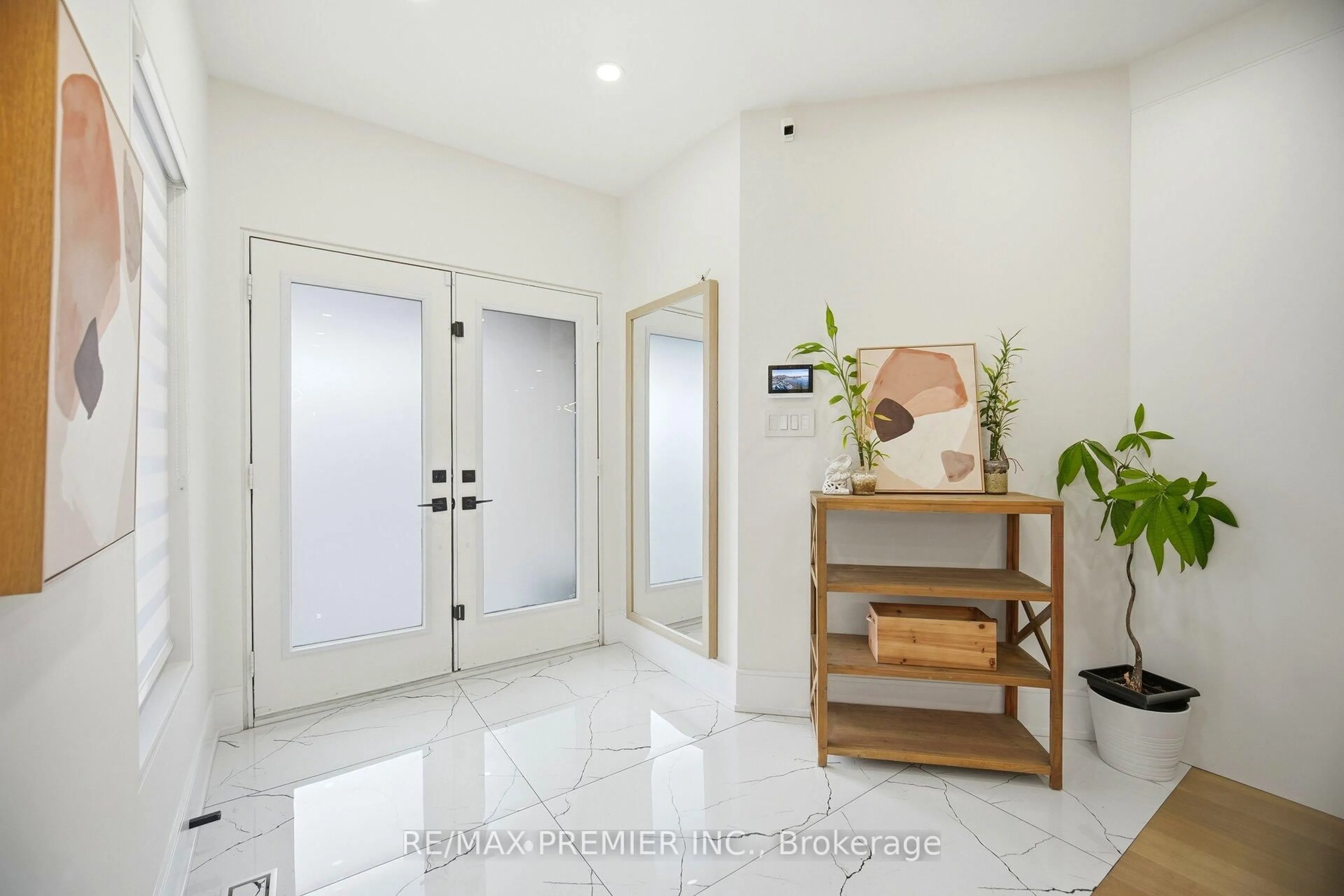 Indoor entryway for 80 Sgotto Blvd, Vaughan Ontario L4H 1W8