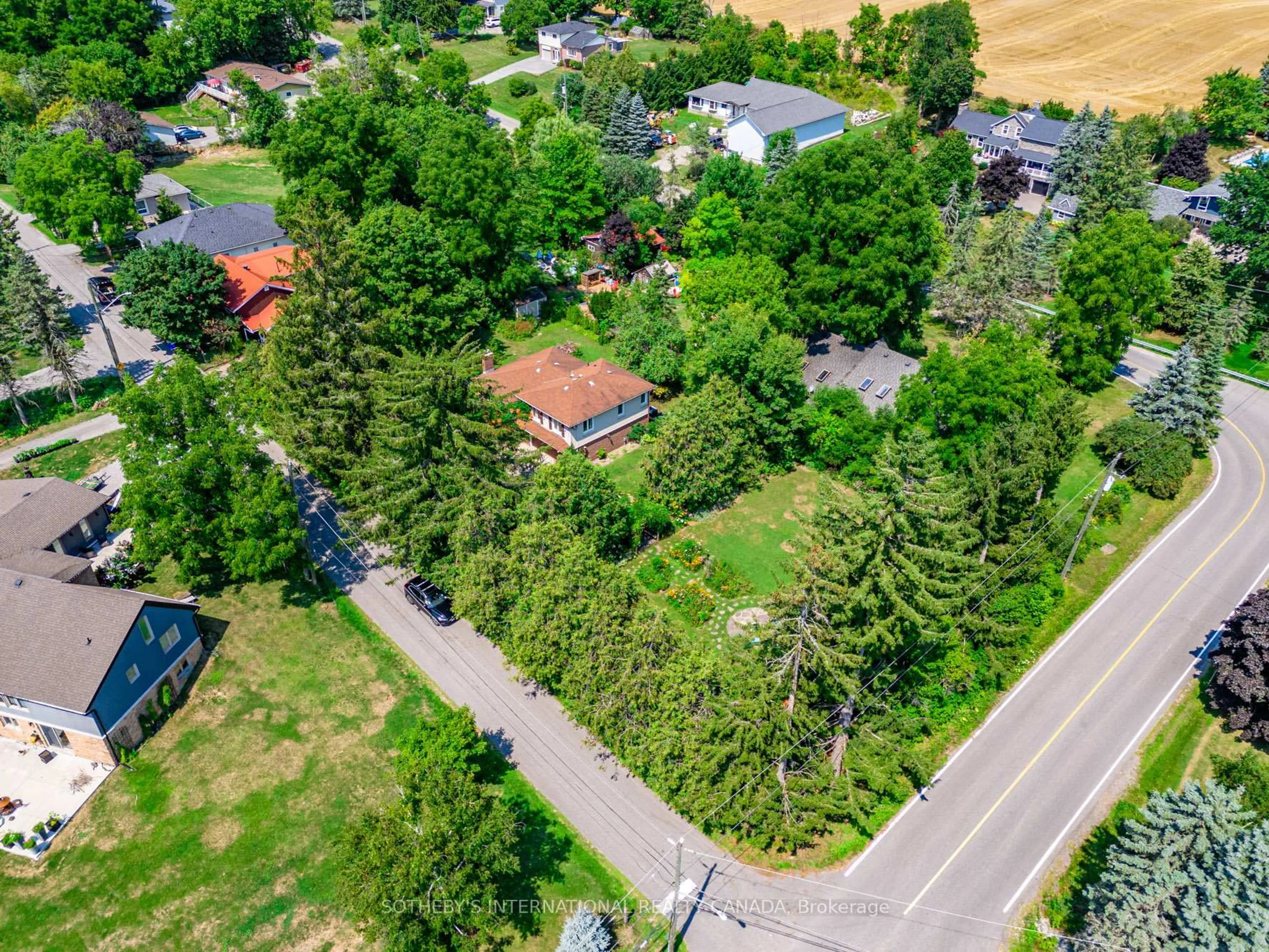 A pic from outside/outdoor area/front of a property/back of a property/a pic from drone, street for 80 Centre St, King Ontario L0G 1T0