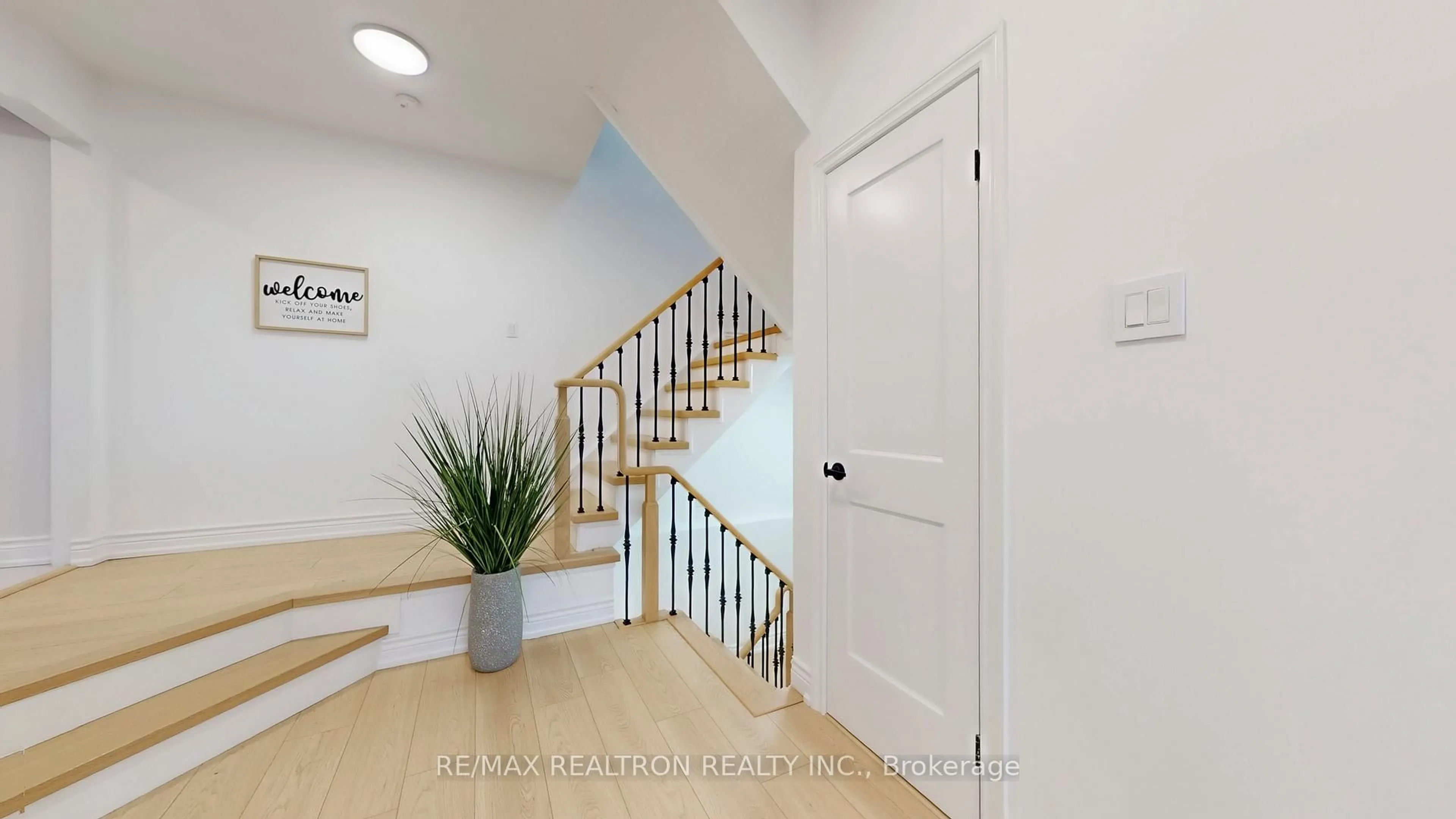 Indoor entryway for 62 Bishop Cres, Markham Ontario L3P 4N7