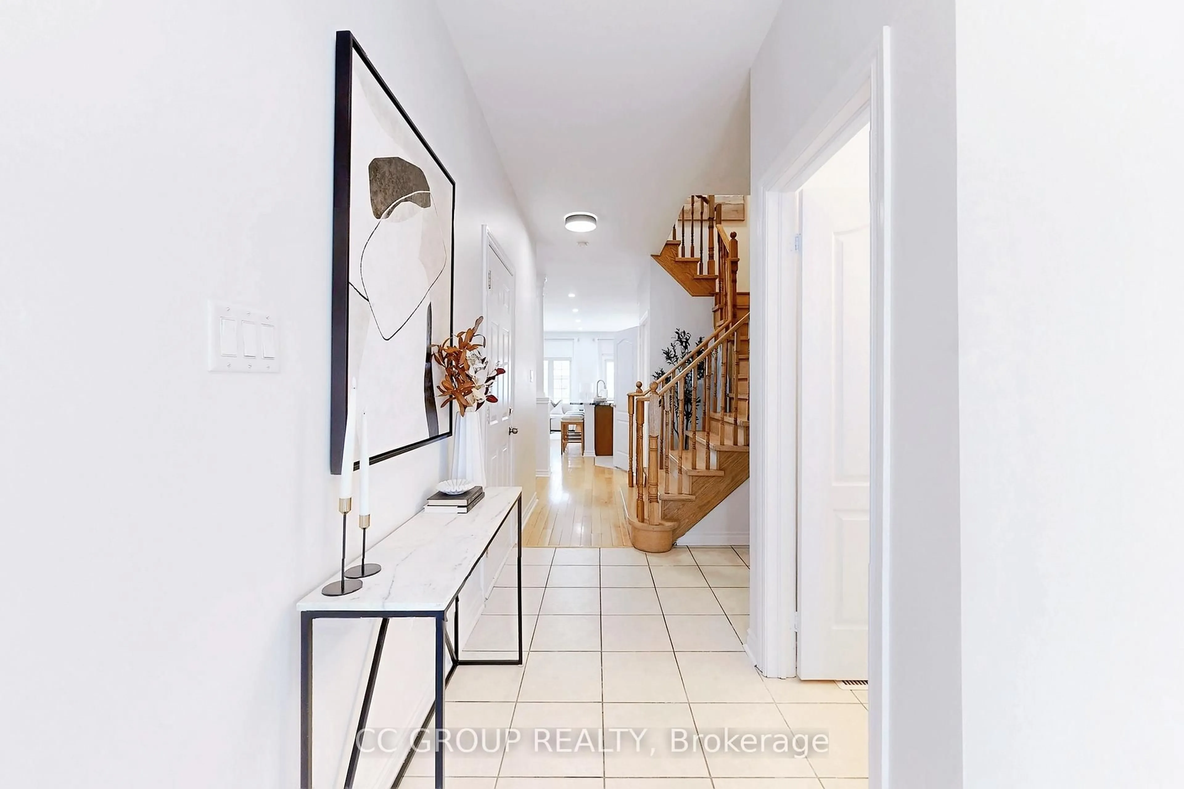 Indoor entryway for 17 Lander Cres, Vaughan Ontario L4J 8V3