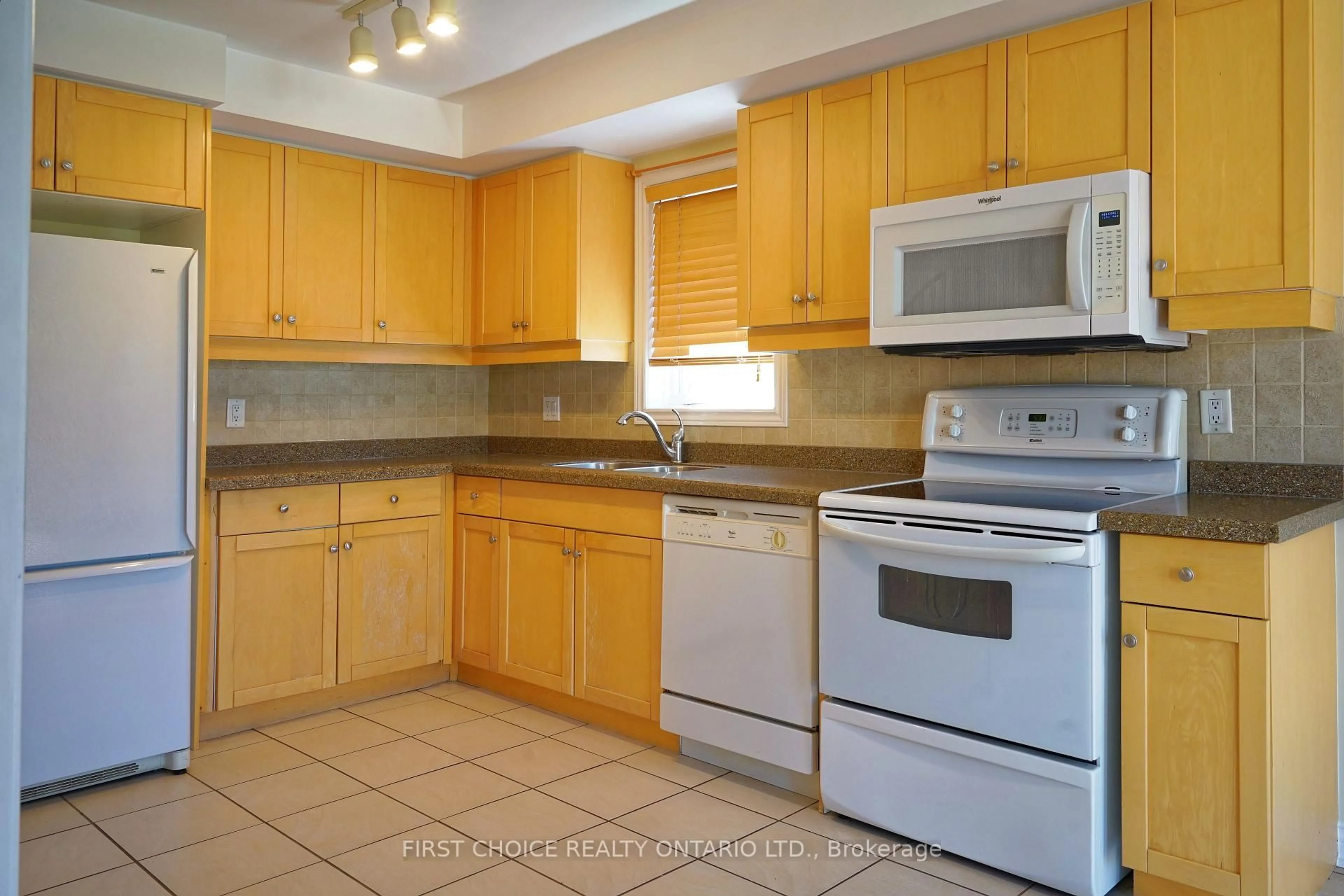 Standard kitchen, ceramic/tile floor for 6 Forest Link Crt, New Tecumseth Ontario L9R 2A1