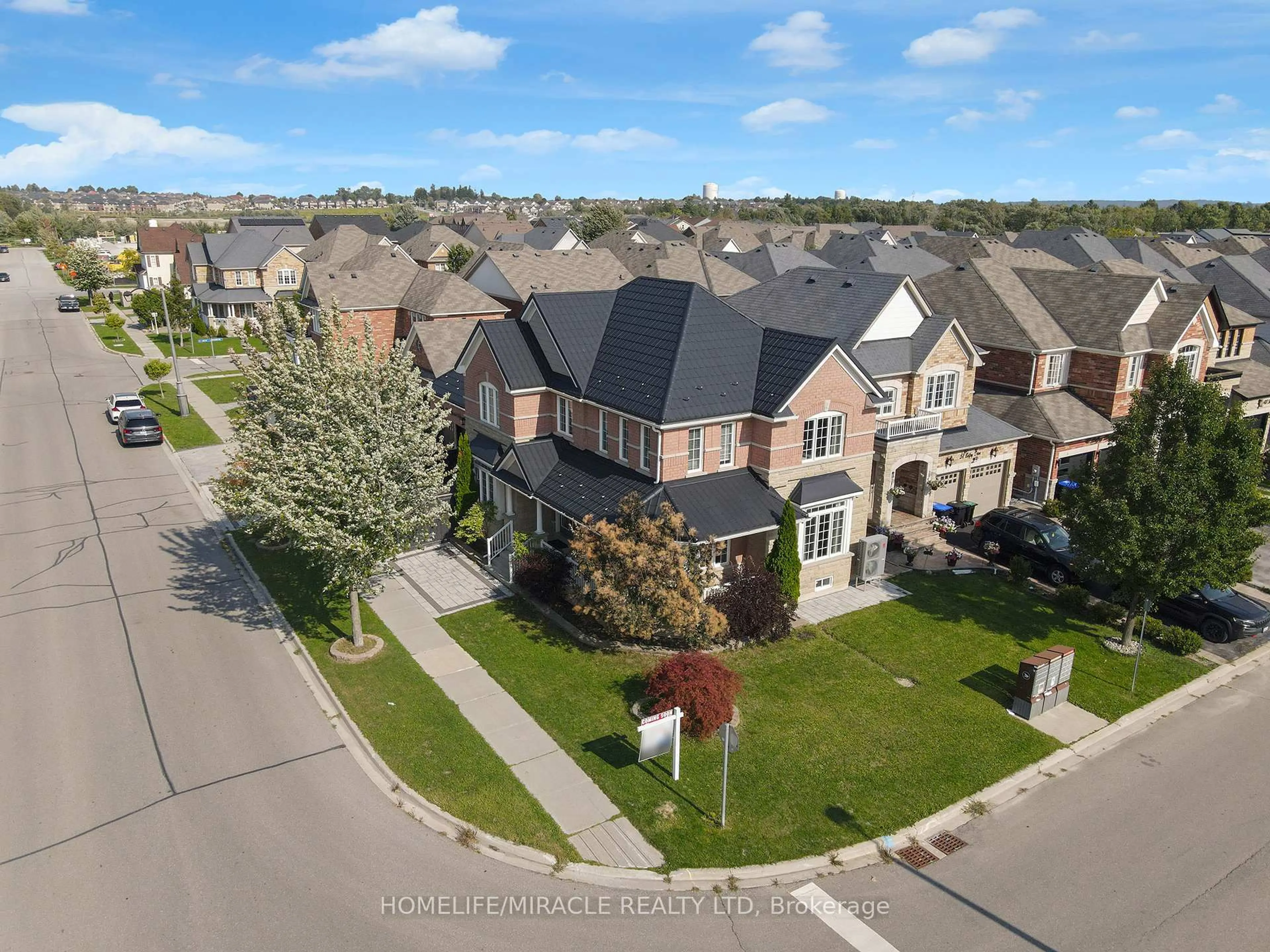 A pic from outside/outdoor area/front of a property/back of a property/a pic from drone, street for 129 Vipond Way, Bradford West Gwillimbury Ontario L3Z 0G7