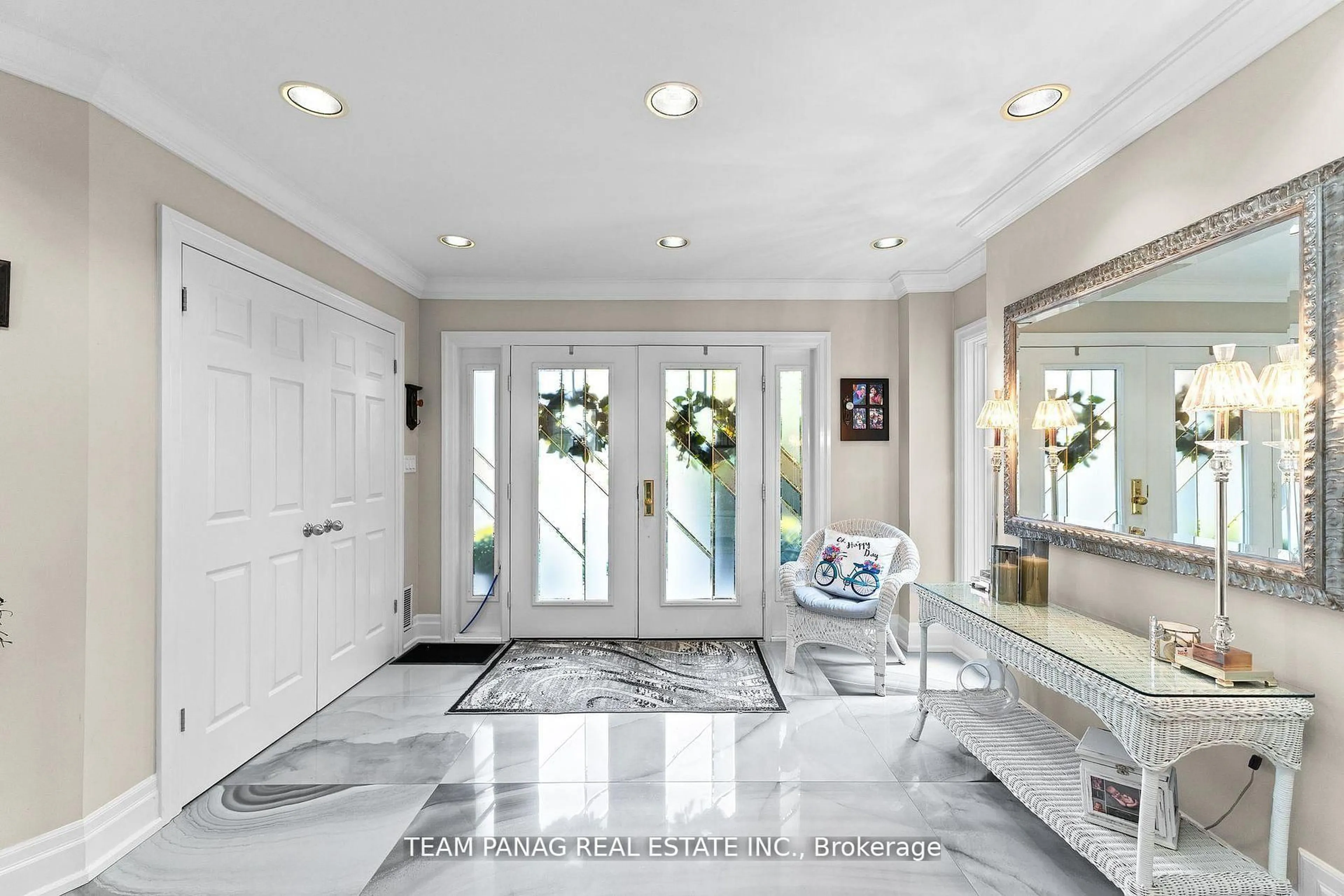 Indoor entryway for 179 Ellis Ave, King Ontario L0G 1N0