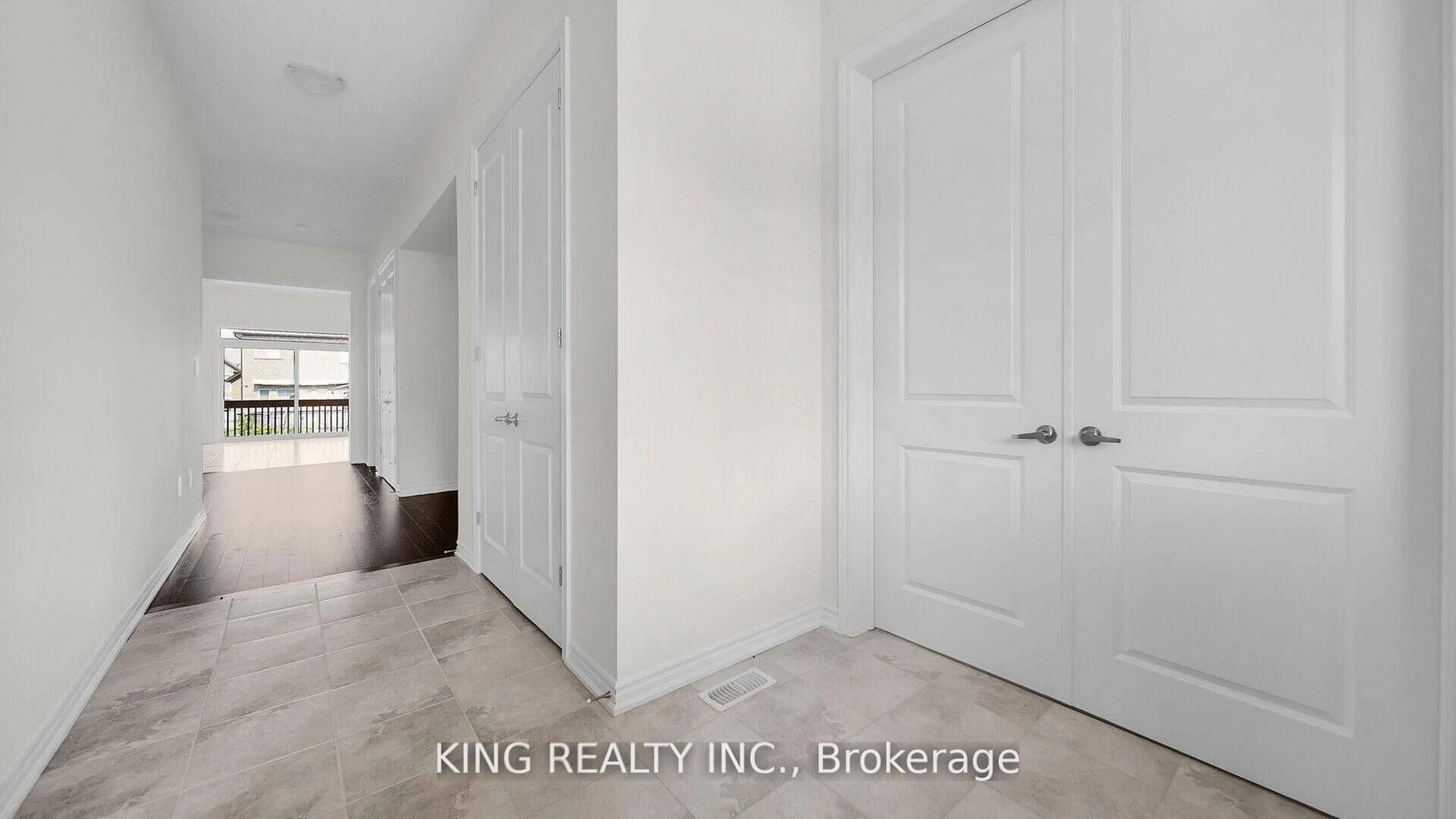 Indoor entryway for 1629 Corsal Crt, Innisfil Ontario L9S 0P8