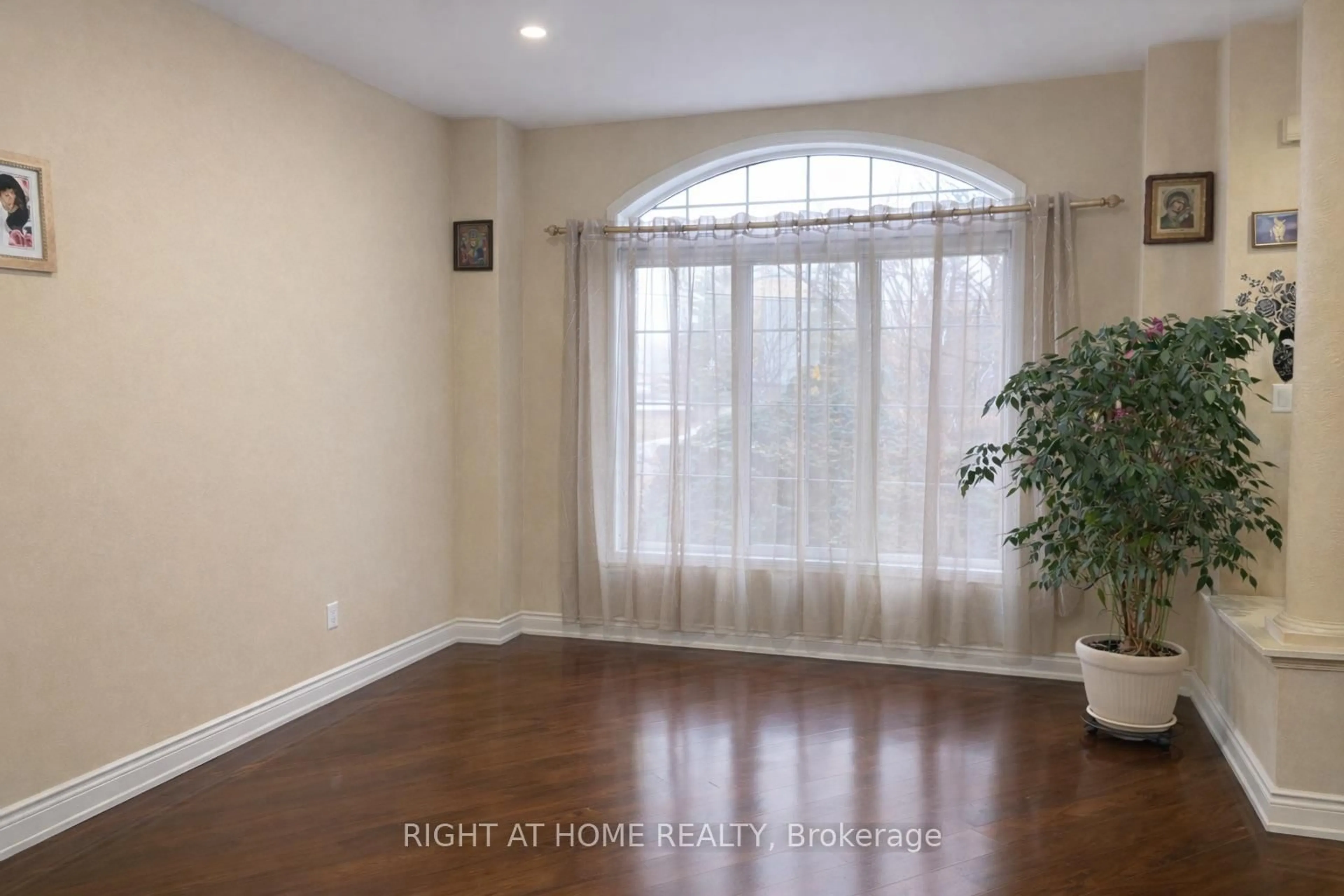A pic of a room for 4 Forest Run Blvd, Vaughan Ontario L4K 5J8