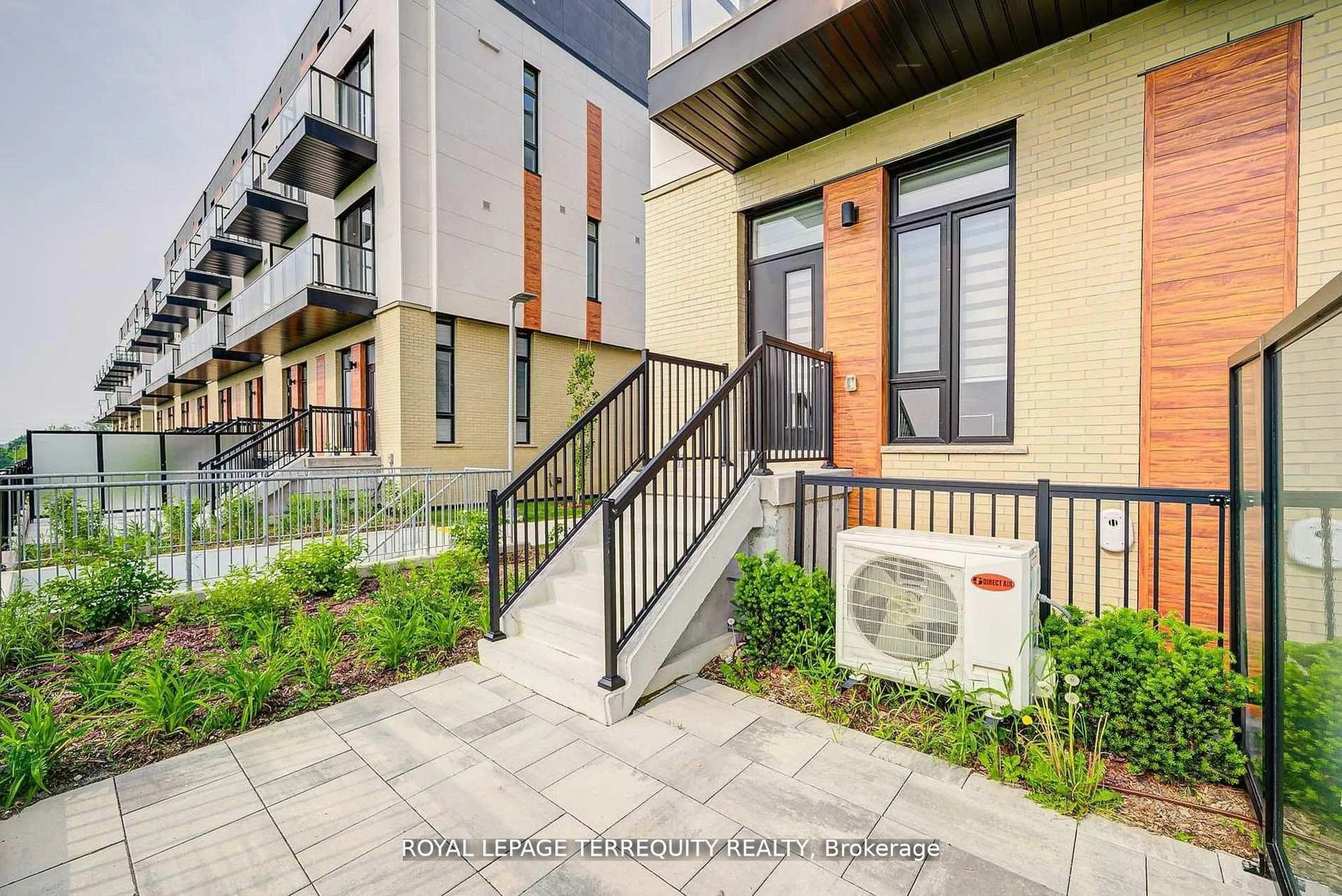 Patio, street for 7 Steckley House Lane #601, Richmond Hill Ontario L4S 0N1