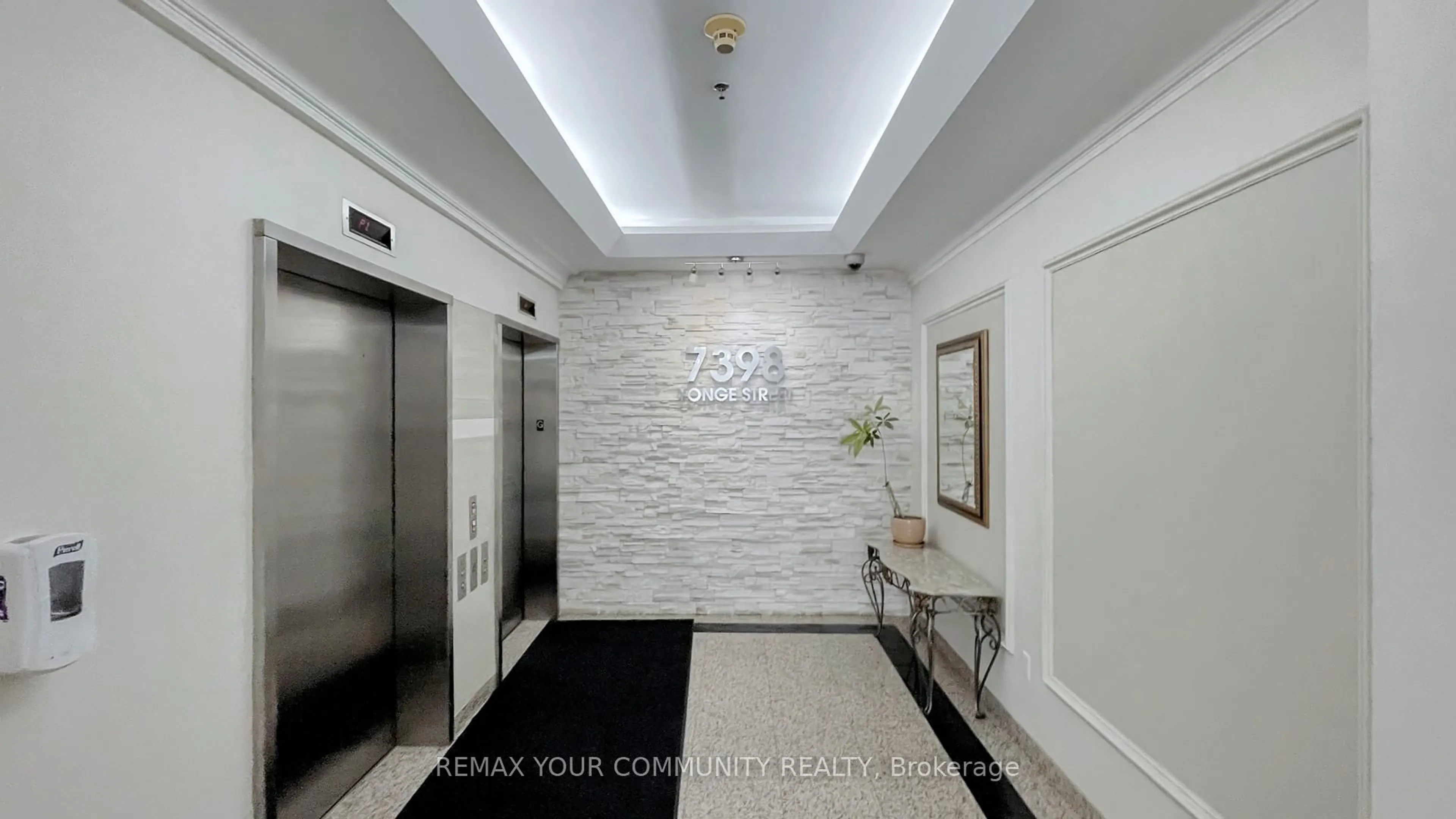 Indoor foyer for 7398 Yonge St #111, Vaughan Ontario L4J 8J2