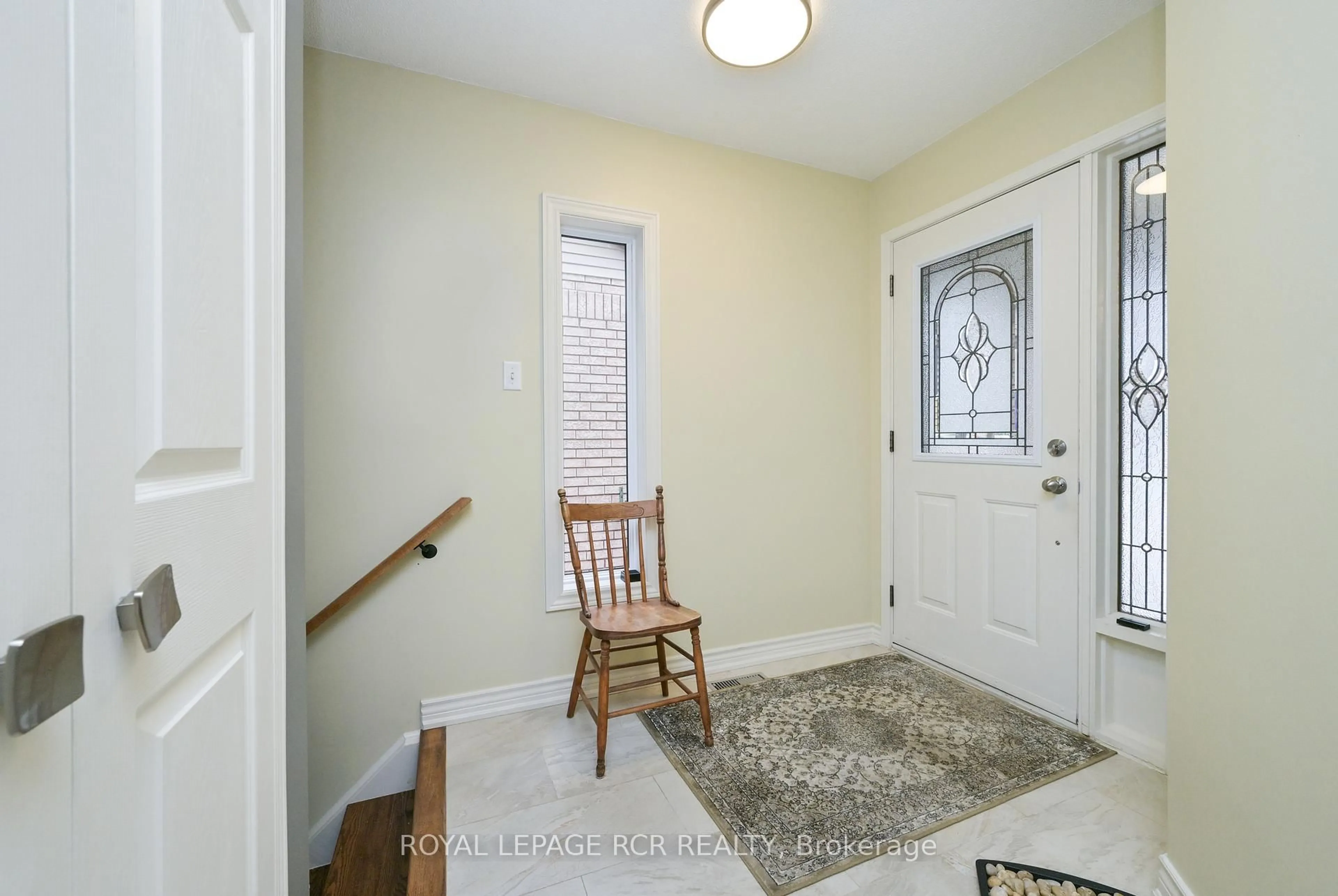 Indoor entryway for 196 Riverview Rd, New Tecumseth Ontario L9R 1Y2