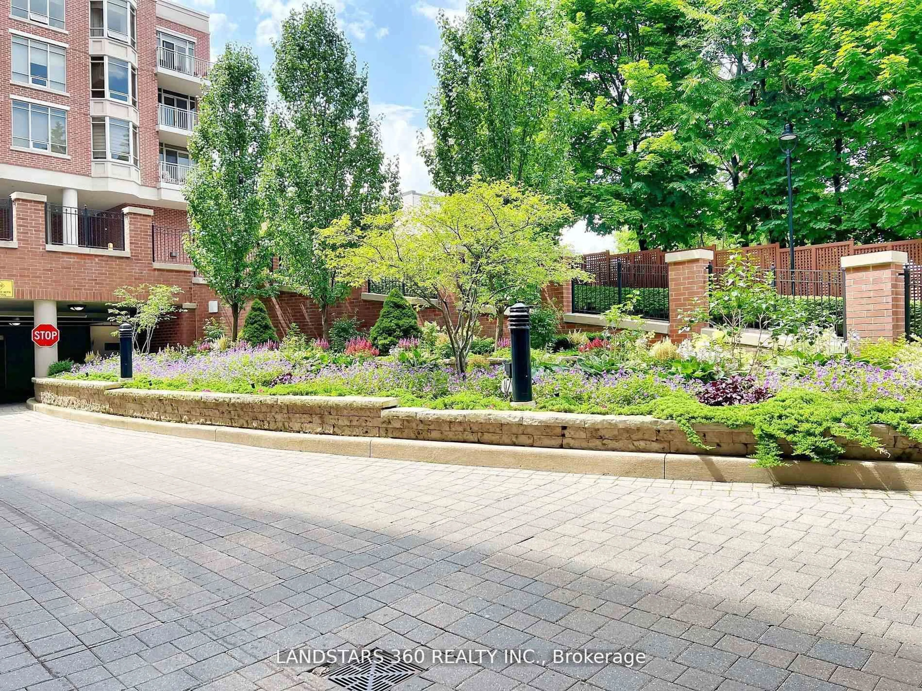 A pic from outside/outdoor area/front of a property/back of a property/a pic from drone, street for 10101 Yonge St #101, Richmond Hill Ontario L4C 0V6