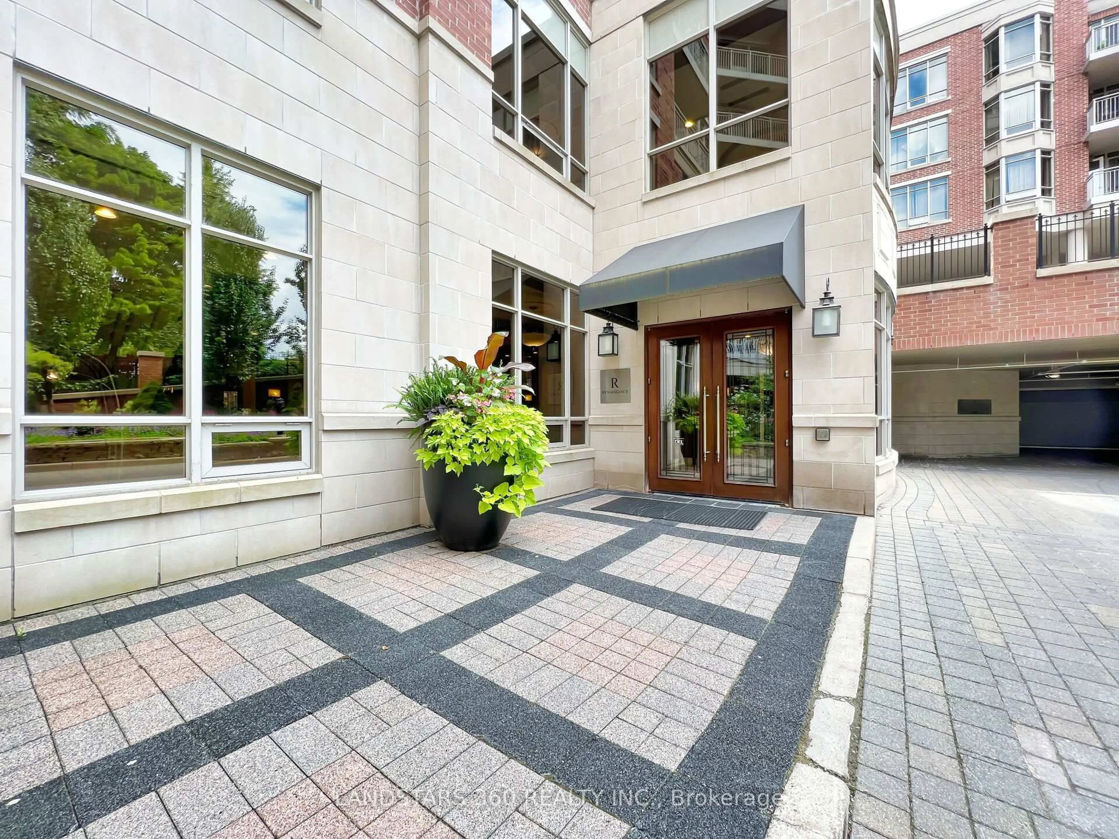 Indoor foyer for 10101 Yonge St #101, Richmond Hill Ontario L4C 0V6