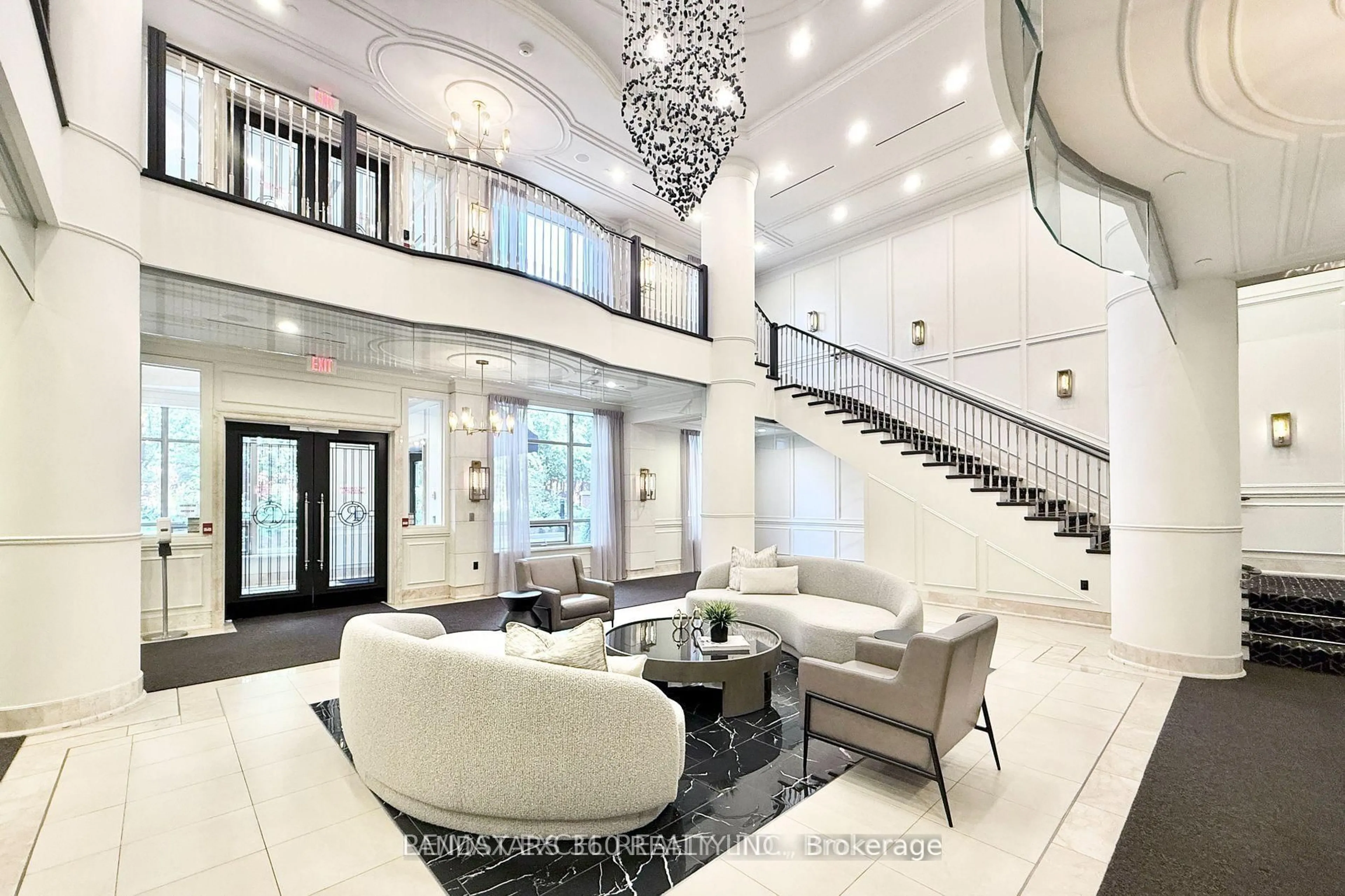 Indoor foyer for 10101 Yonge St #101, Richmond Hill Ontario L4C 0V6