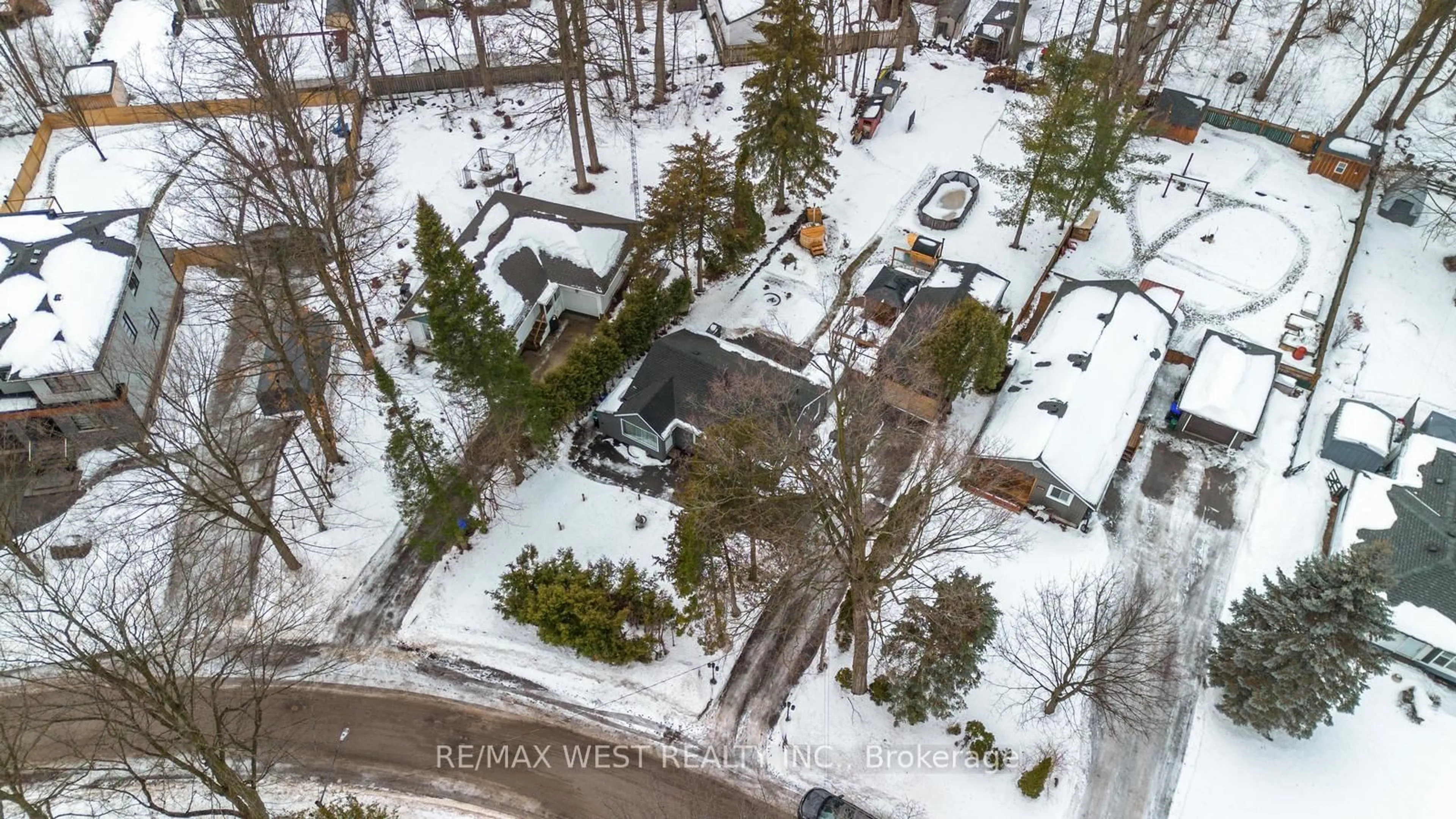 A pic from outside/outdoor area/front of a property/back of a property/a pic from drone, street for 2020 Kate Ave, Innisfil Ontario L9S 1Y2