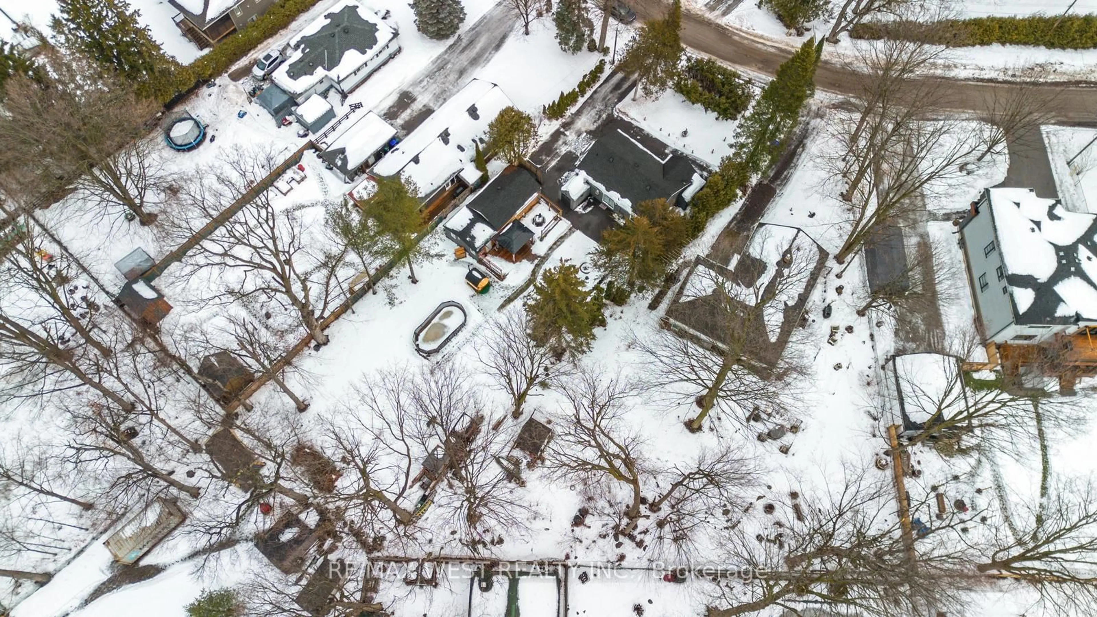 A pic from outside/outdoor area/front of a property/back of a property/a pic from drone, street for 2020 Kate Ave, Innisfil Ontario L9S 1Y2