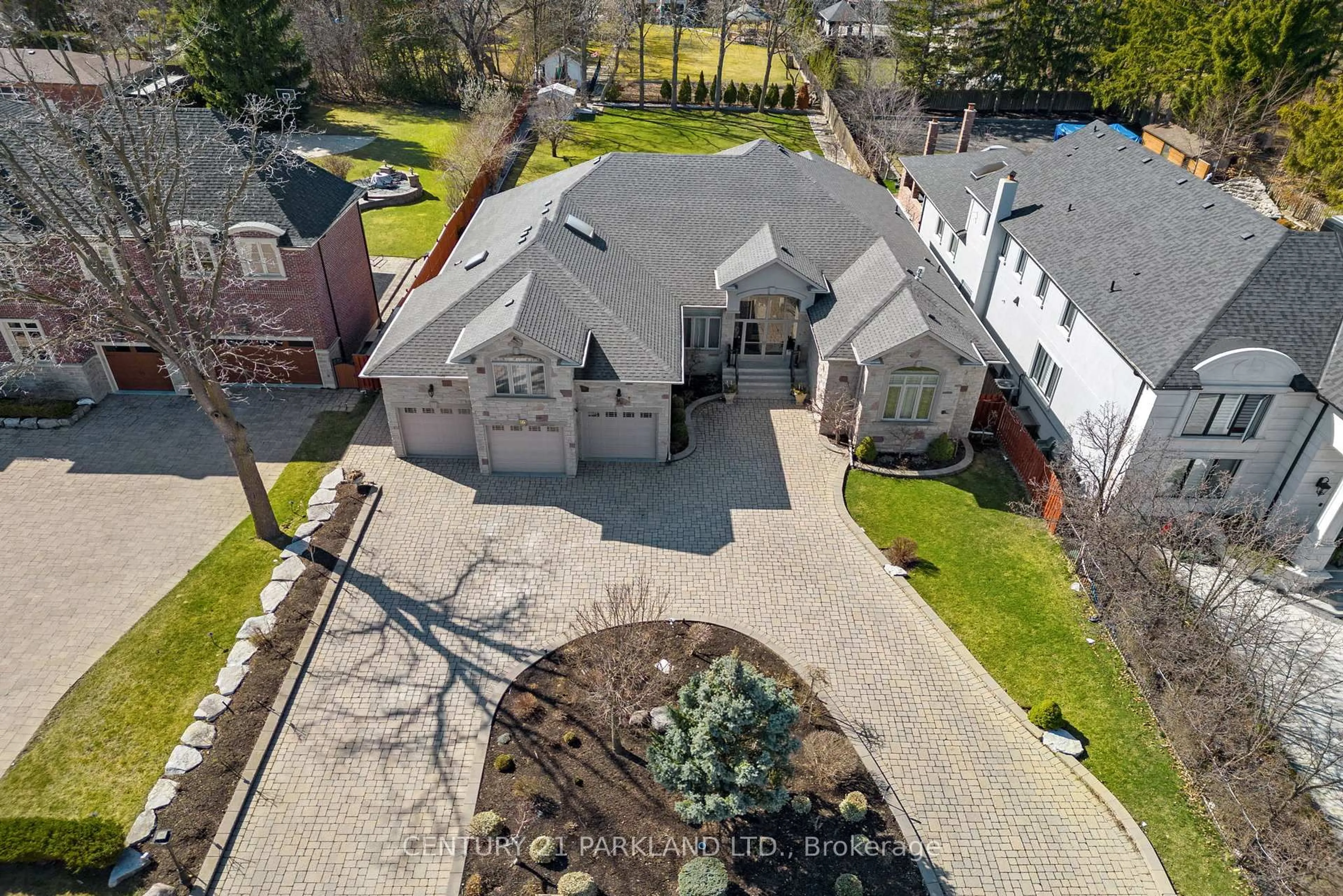 A pic from outside/outdoor area/front of a property/back of a property/a pic from drone, street for 16 Boyle Dr, Richmond Hill Ontario L4C 6C9