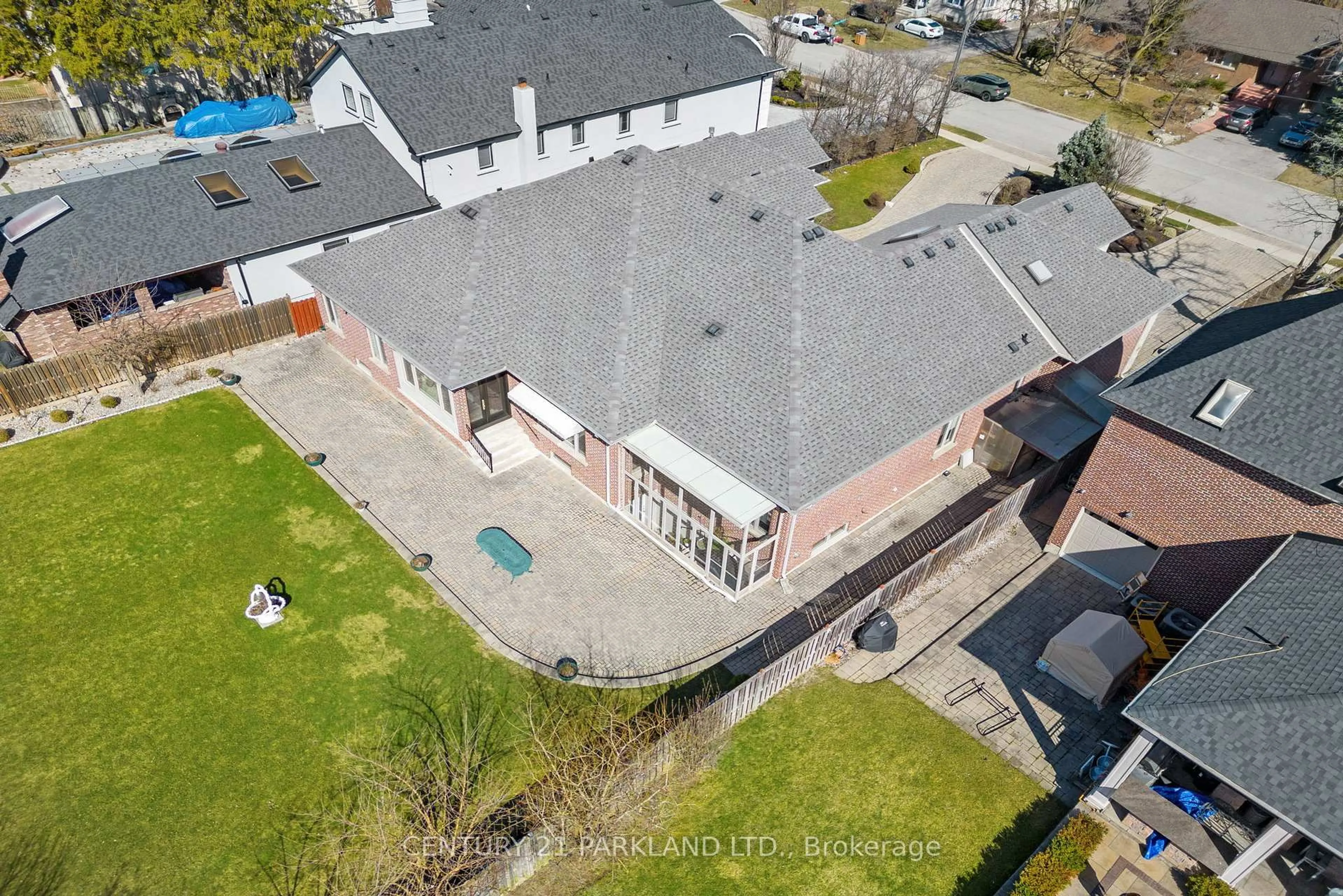 A pic from outside/outdoor area/front of a property/back of a property/a pic from drone, unknown for 16 Boyle Dr, Richmond Hill Ontario L4C 6C9