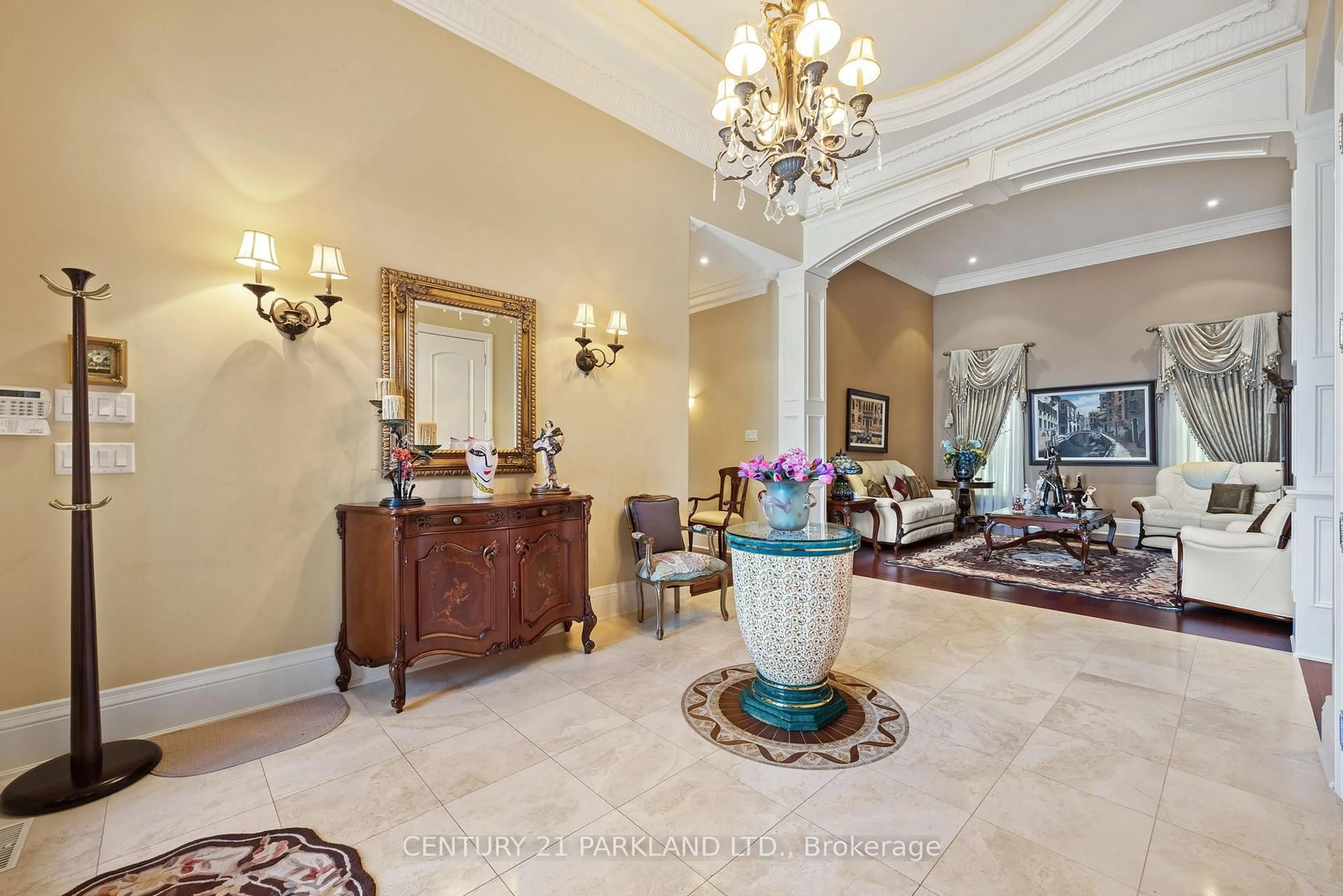 Indoor foyer for 16 Boyle Dr, Richmond Hill Ontario L4C 6C9