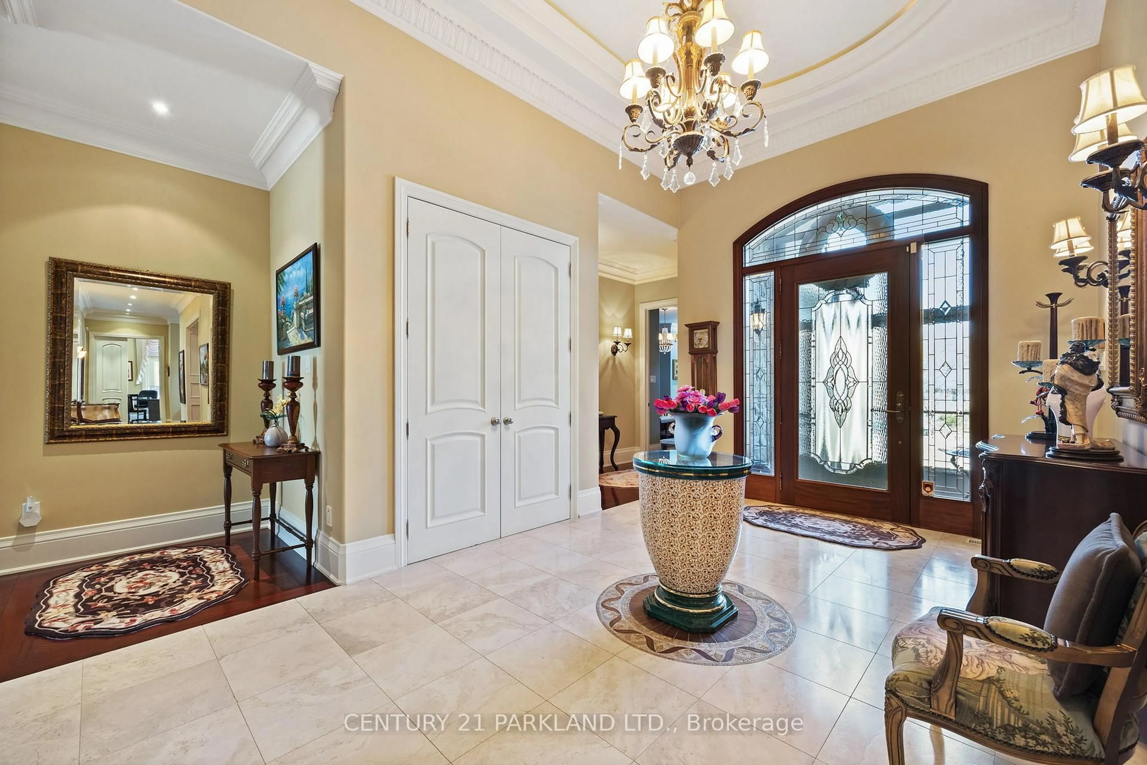 Indoor foyer for 16 Boyle Dr, Richmond Hill Ontario L4C 6C9