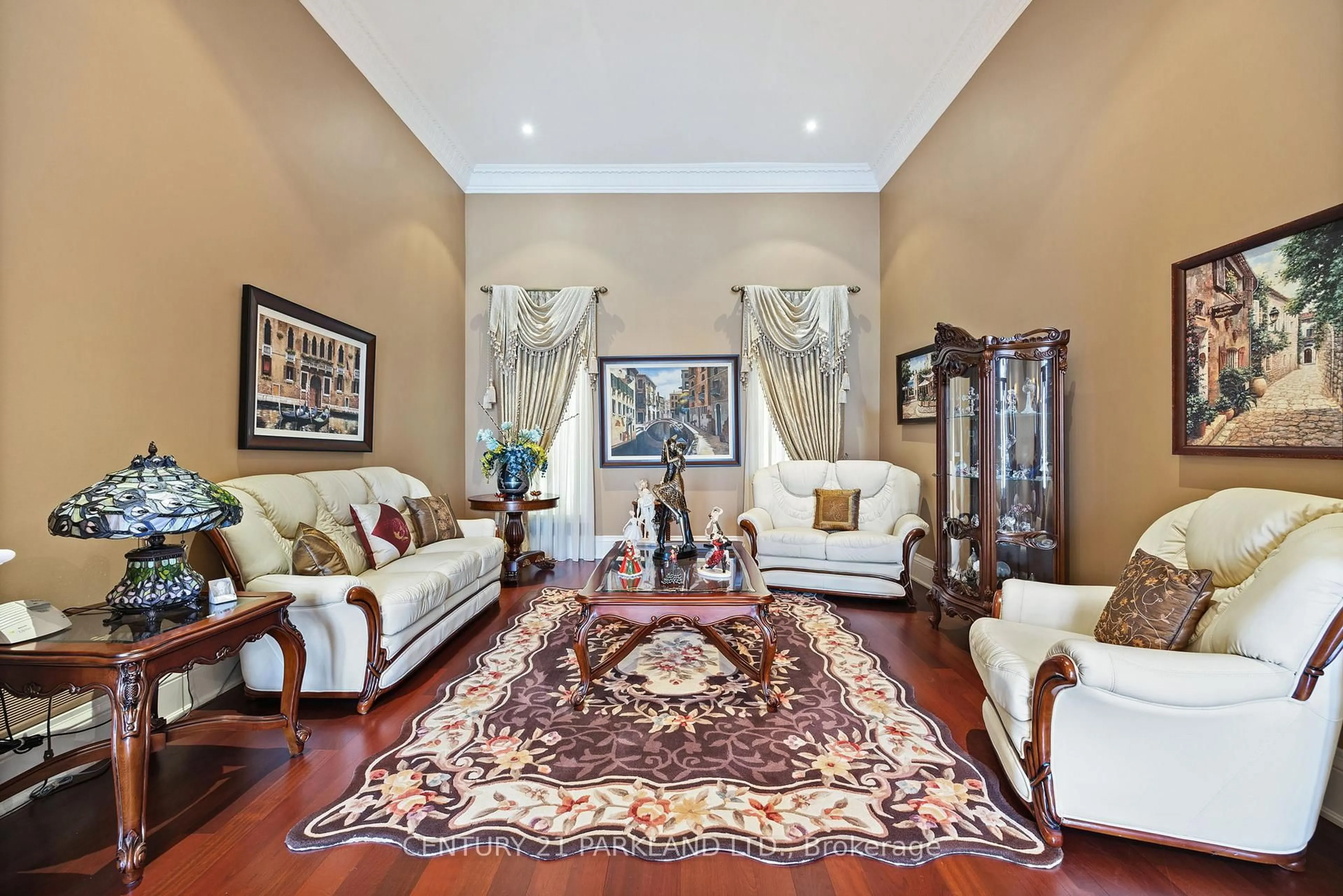 Living room with furniture, carpet floor for 16 Boyle Dr, Richmond Hill Ontario L4C 6C9