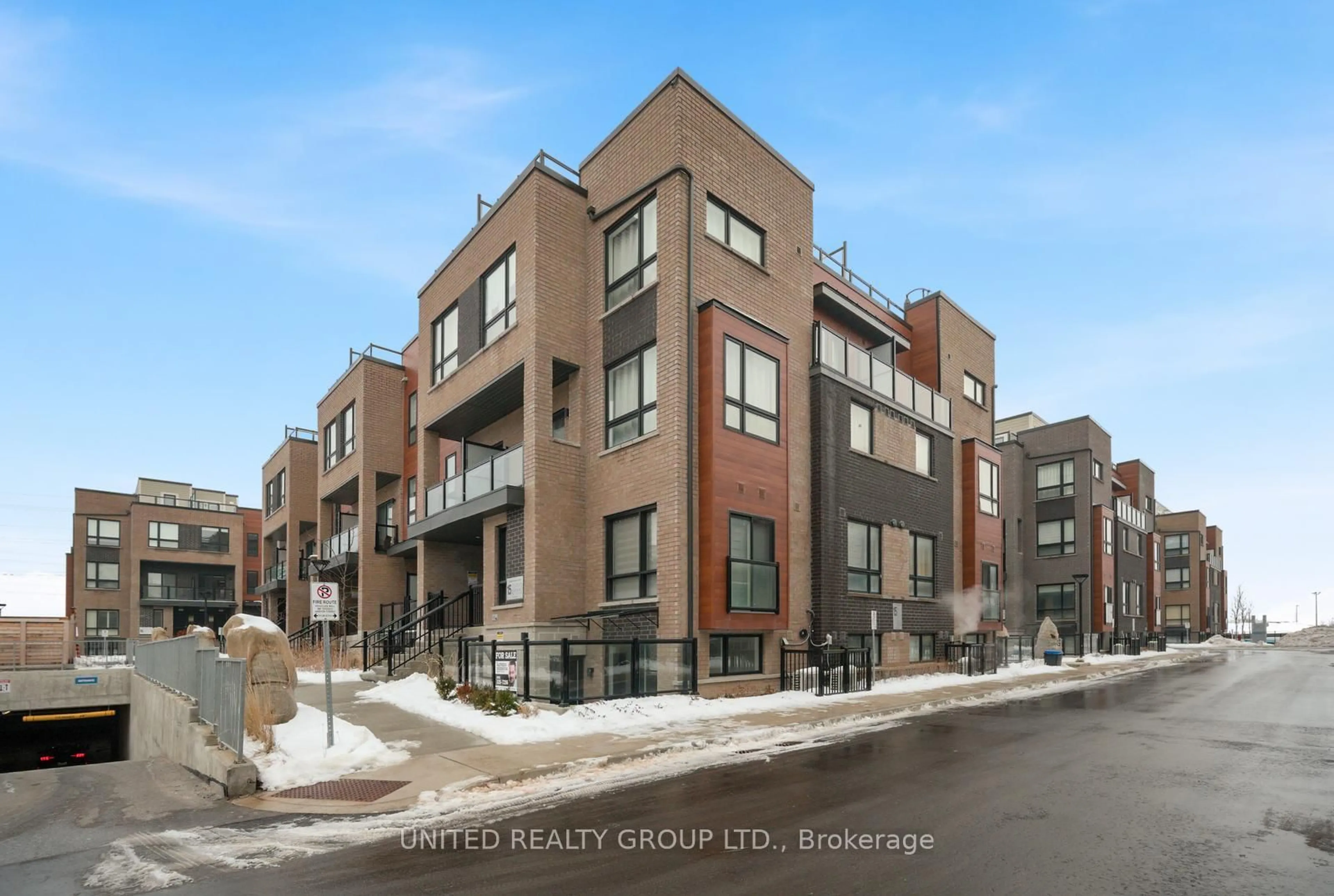 Unknown for 15 Lytham Green Circ #15, Newmarket Ontario L3Y 0H3