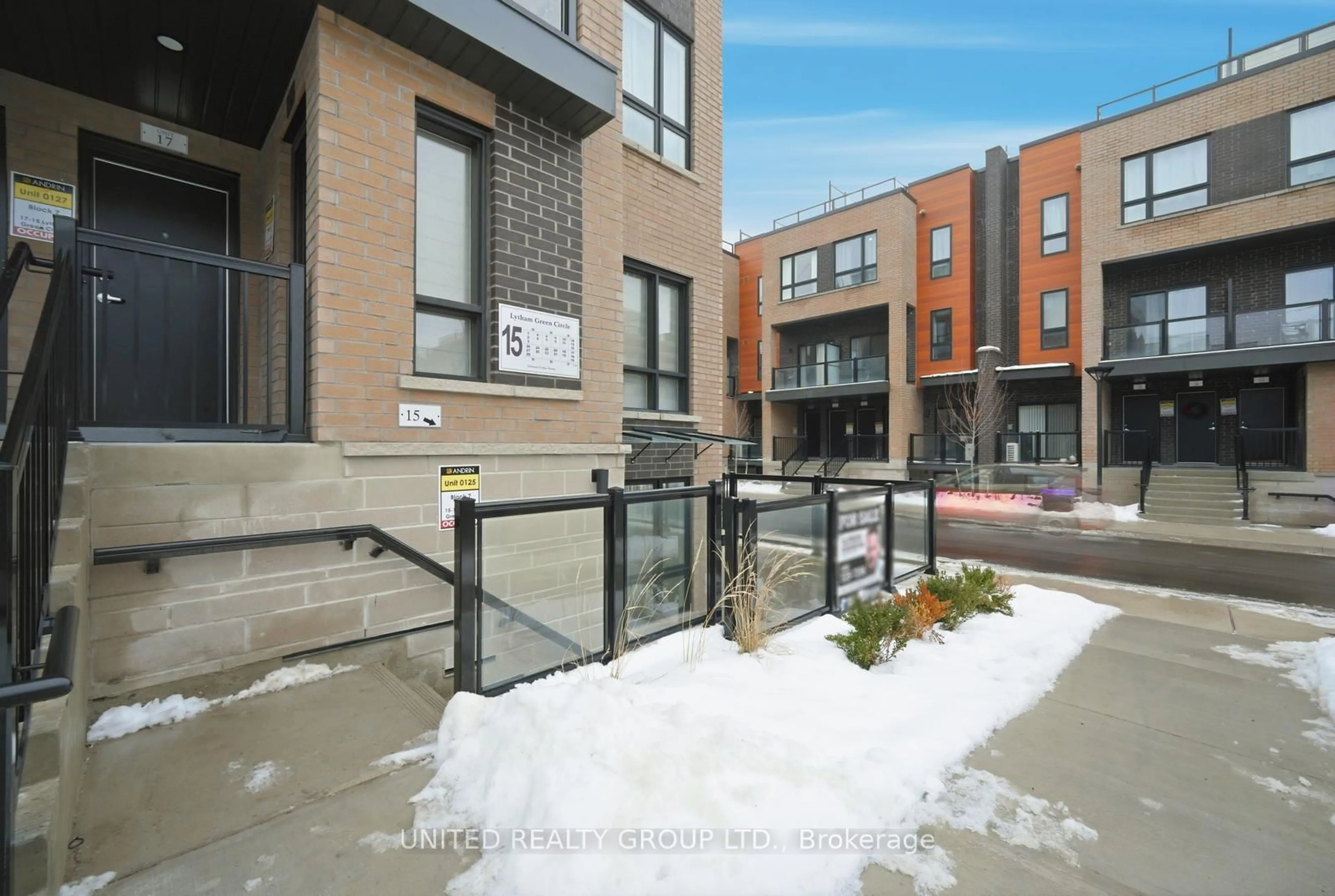 Patio, street for 15 Lytham Green Circ #15, Newmarket Ontario L3Y 0H3