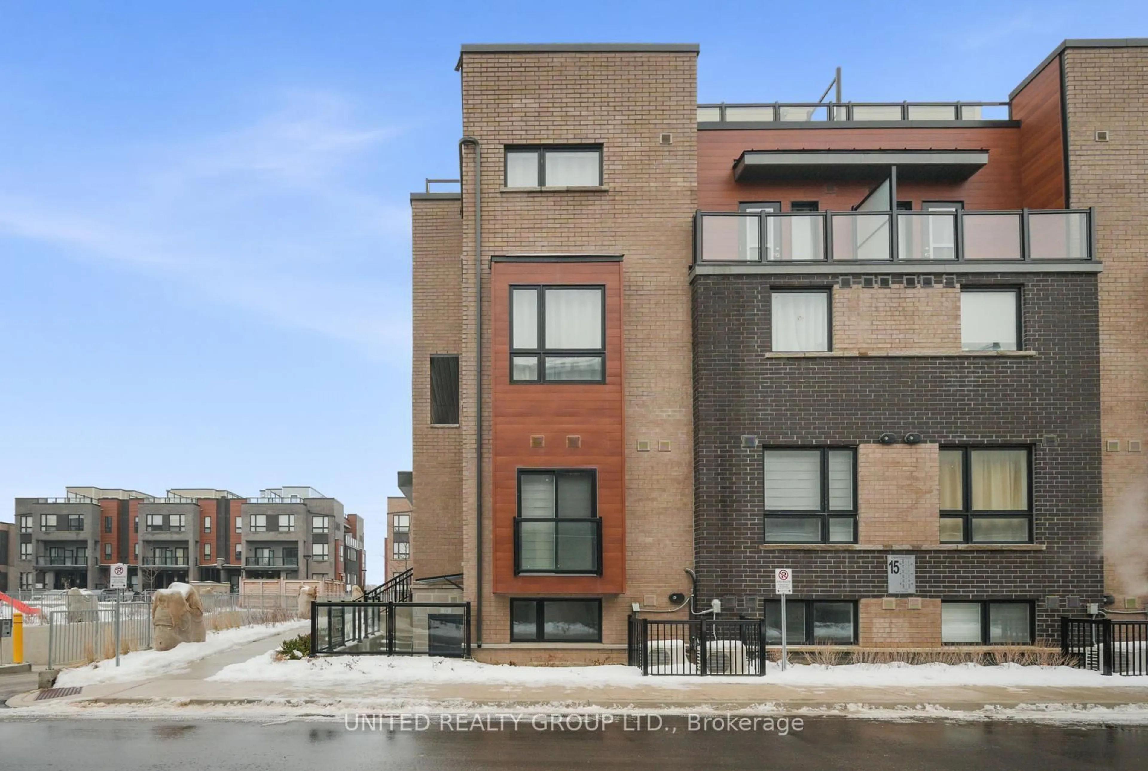 Home with brick exterior material, street for 15 Lytham Green Circ #15, Newmarket Ontario L3Y 0H3