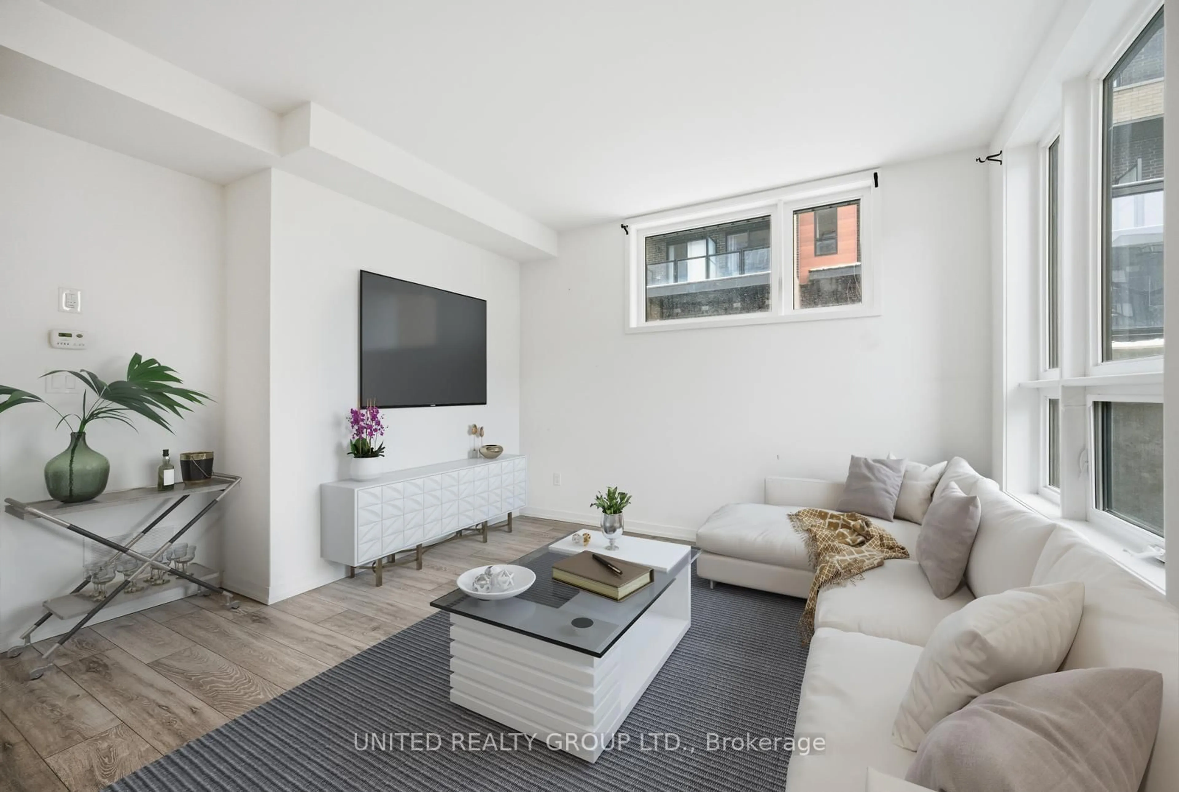 Living room with furniture, unknown for 15 Lytham Green Circ #15, Newmarket Ontario L3Y 0H3