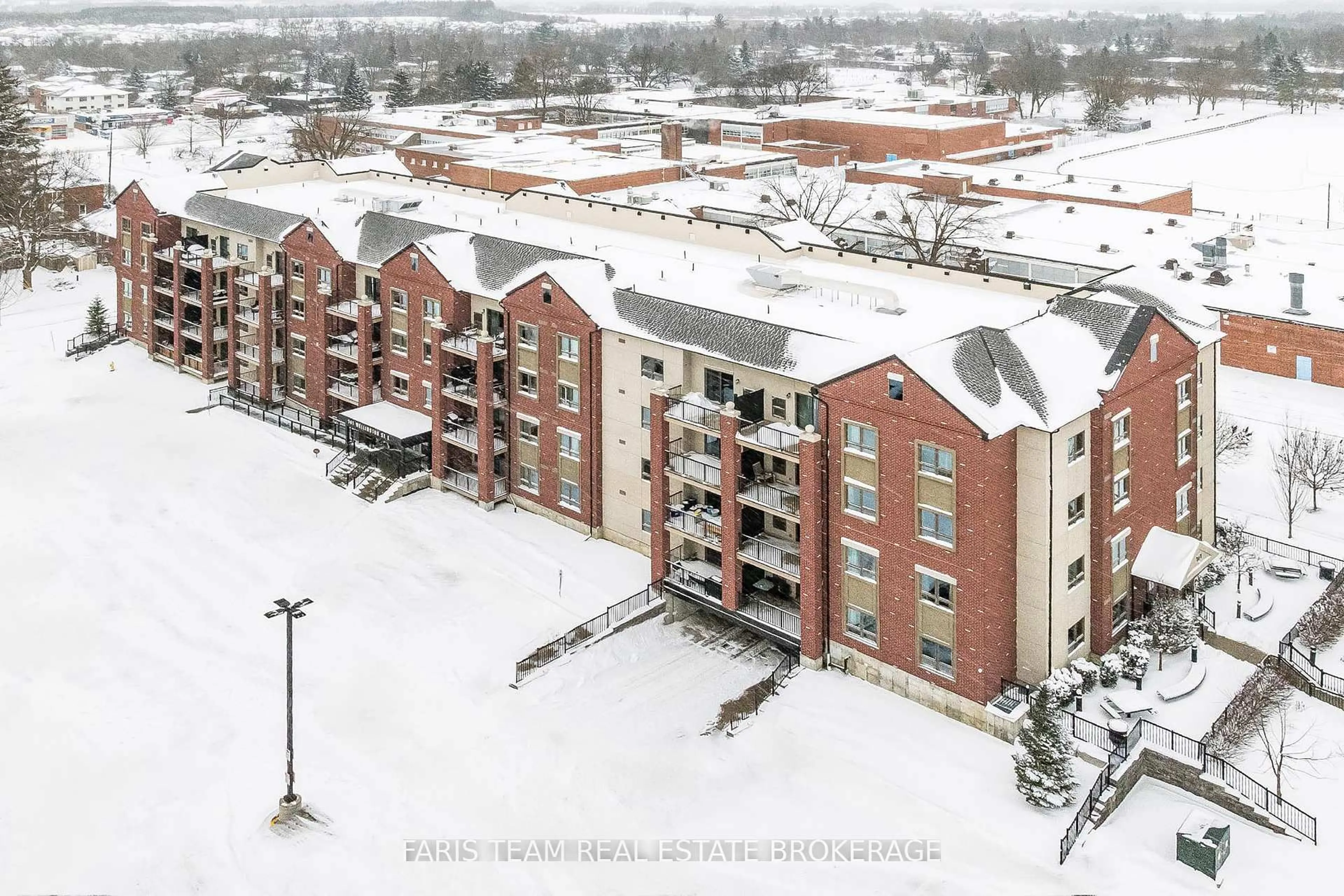 A pic from outside/outdoor area/front of a property/back of a property/a pic from drone, building for 161 Wellington St #305, New Tecumseth Ontario L9R 1G5