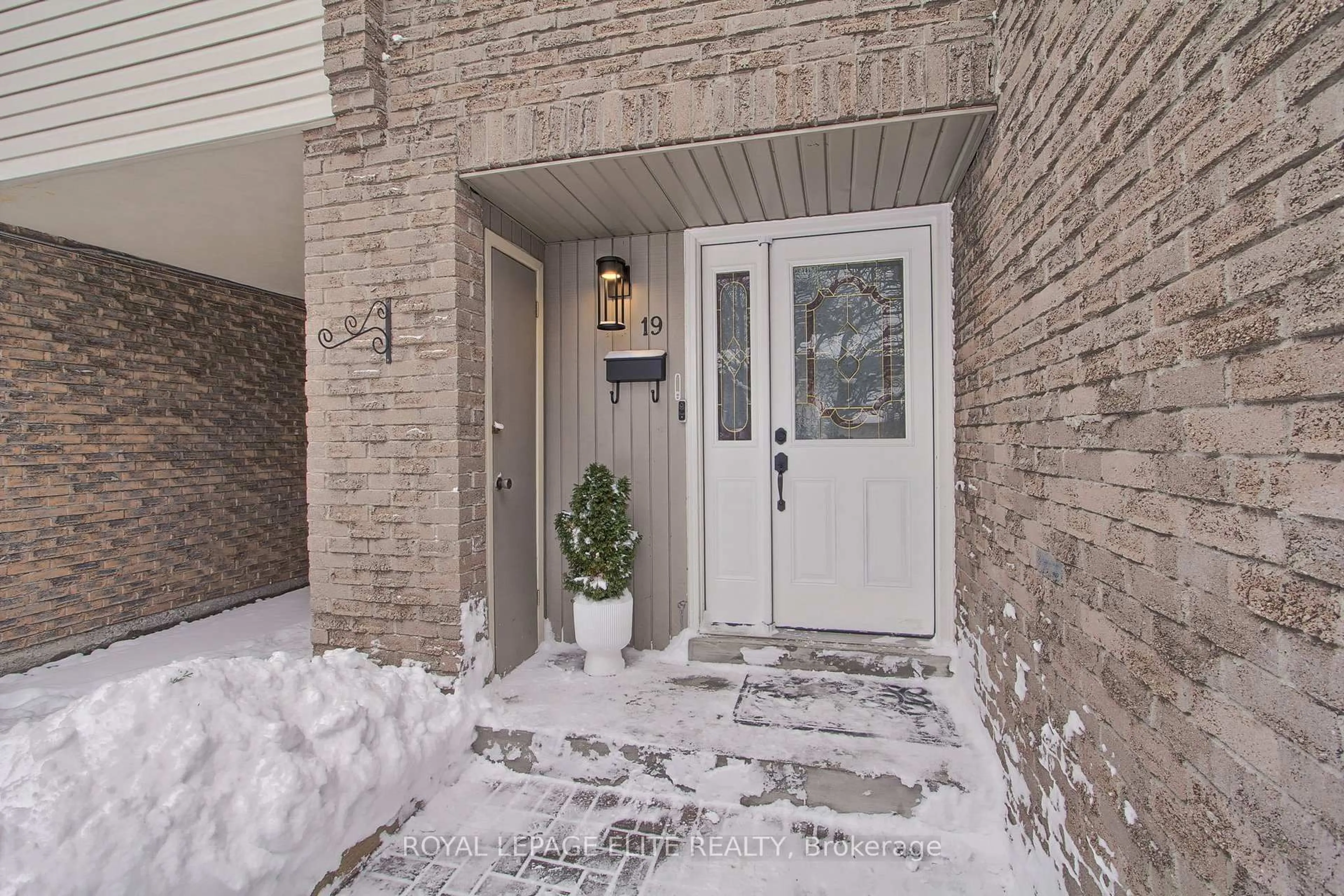 Indoor entryway for 19 Lindisfarne Way, Markham Ontario L3P 3W8