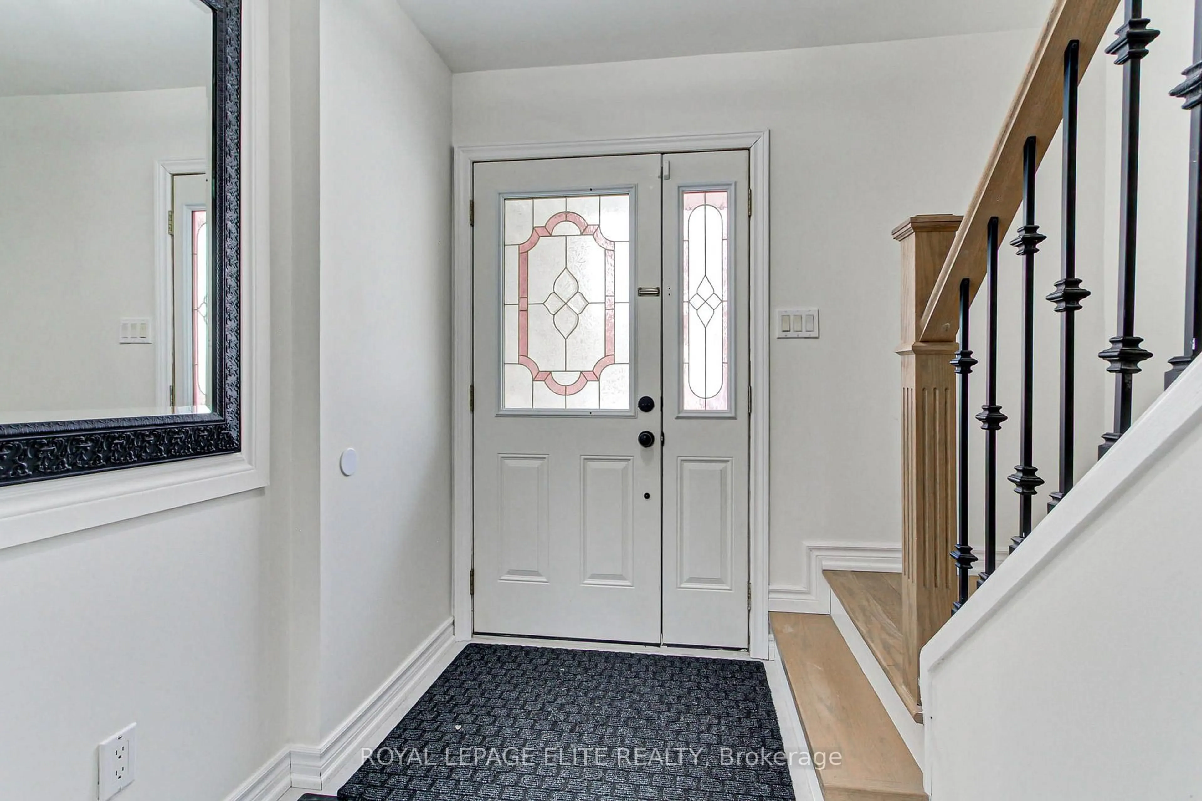 Indoor entryway for 19 Lindisfarne Way, Markham Ontario L3P 3W8