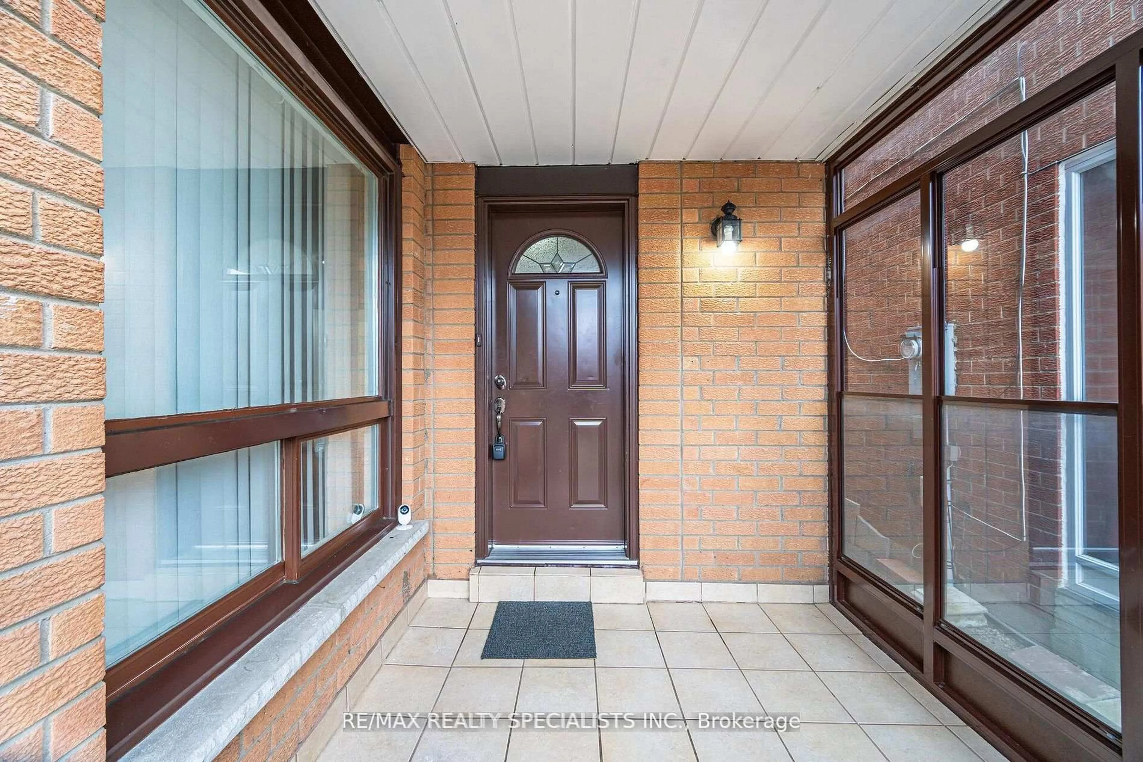 Indoor entryway for 8 New Seabury Dr, Vaughan Ontario L4K 2B8