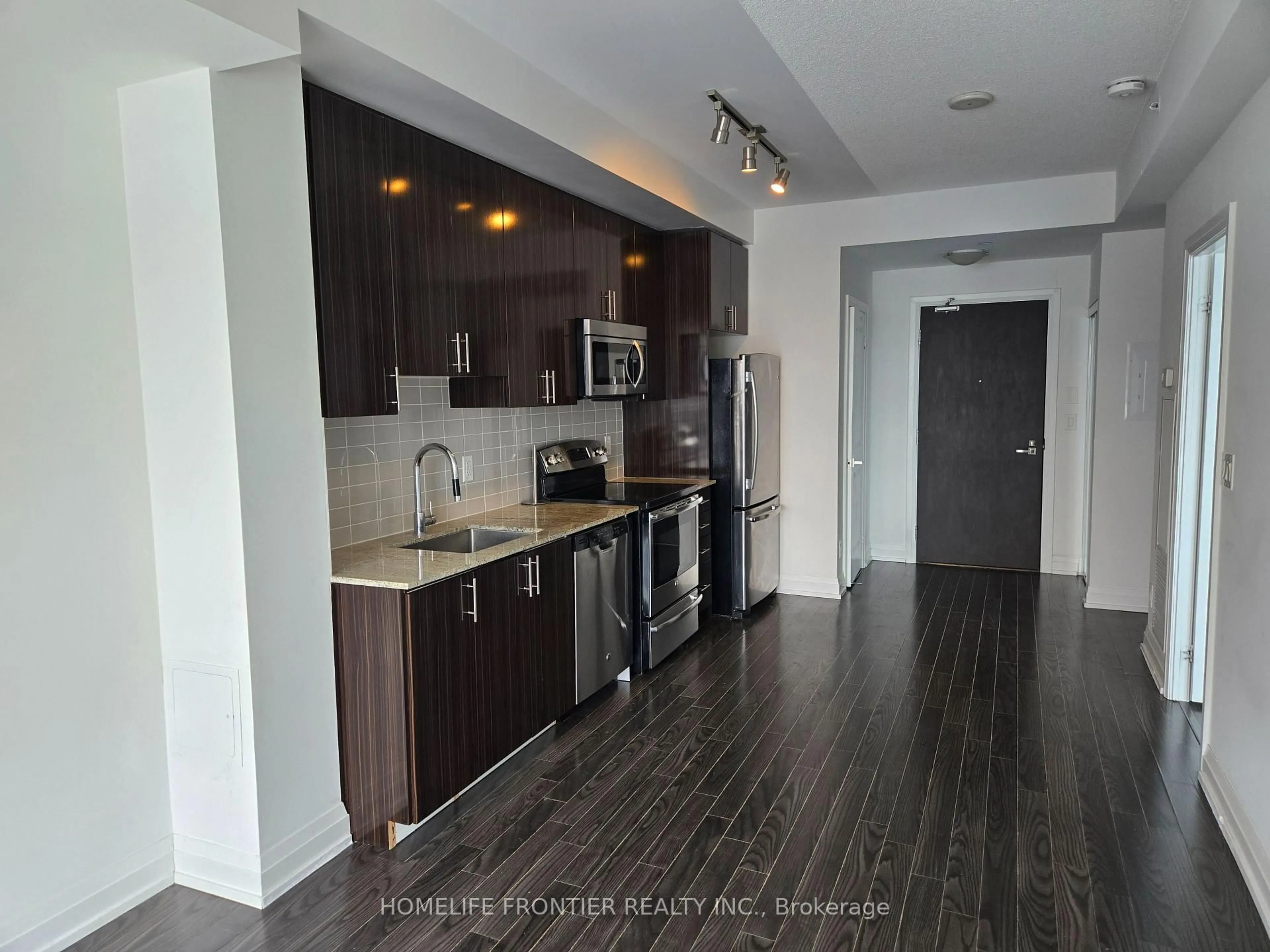Open concept kitchen, wood/laminate floor for 7161 Yonge St #420, Markham Ontario L3T 0C8