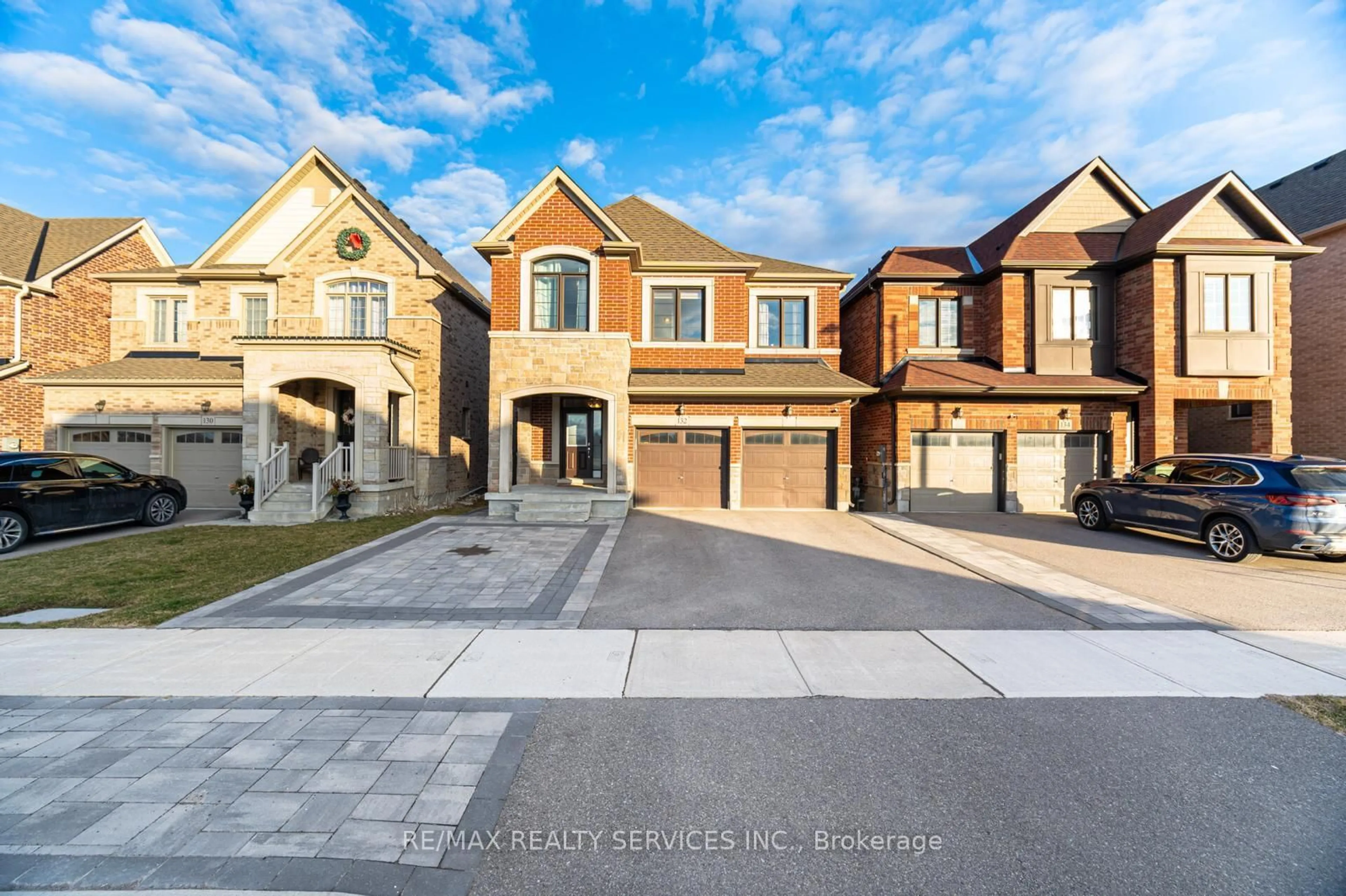 Home with brick exterior material, street for 132 Meadow Vista Cres, East Gwillimbury Ontario L9N 0T4