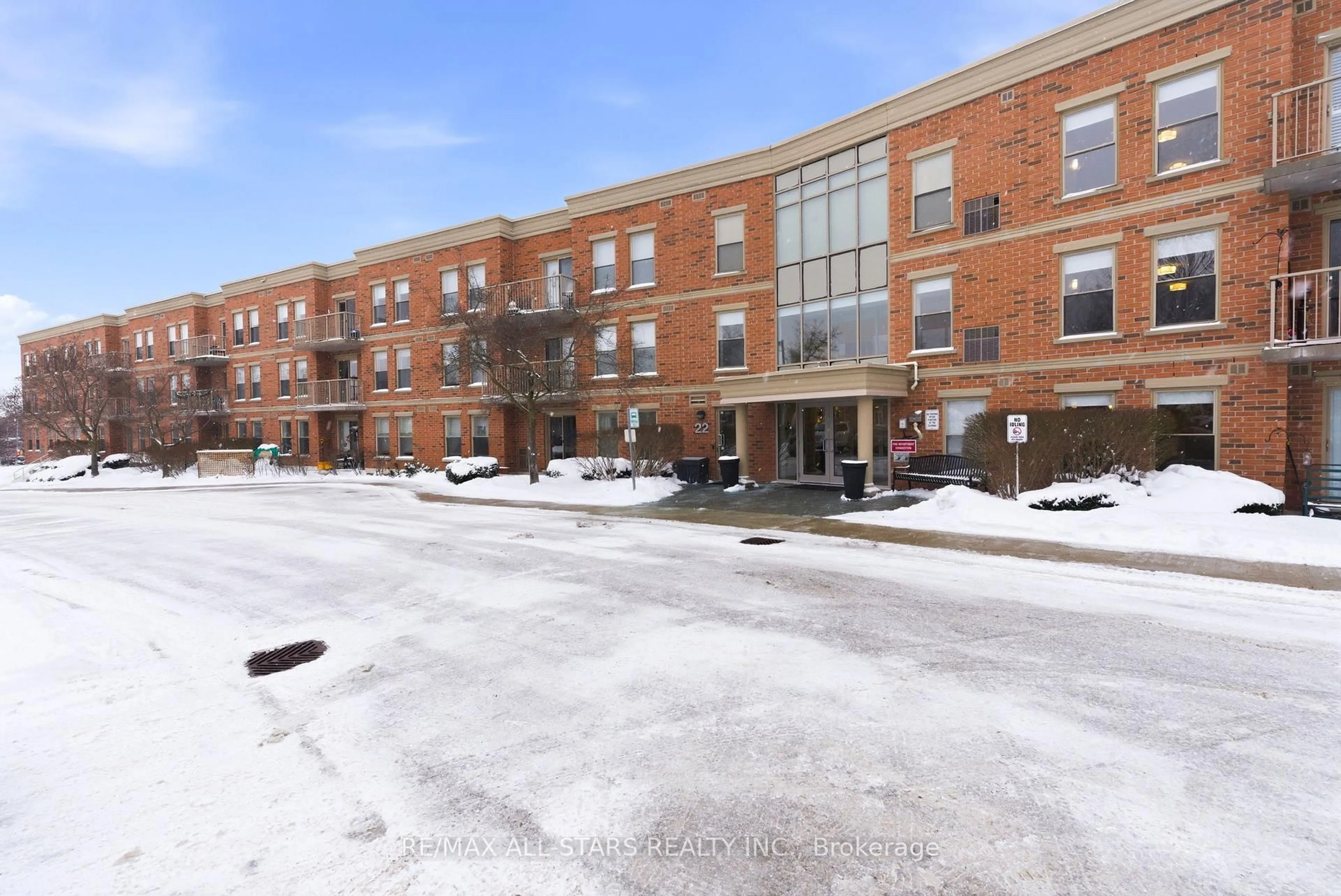 Patio, building for 22 James Hill Crt #116, Uxbridge Ontario L9P 1Y6